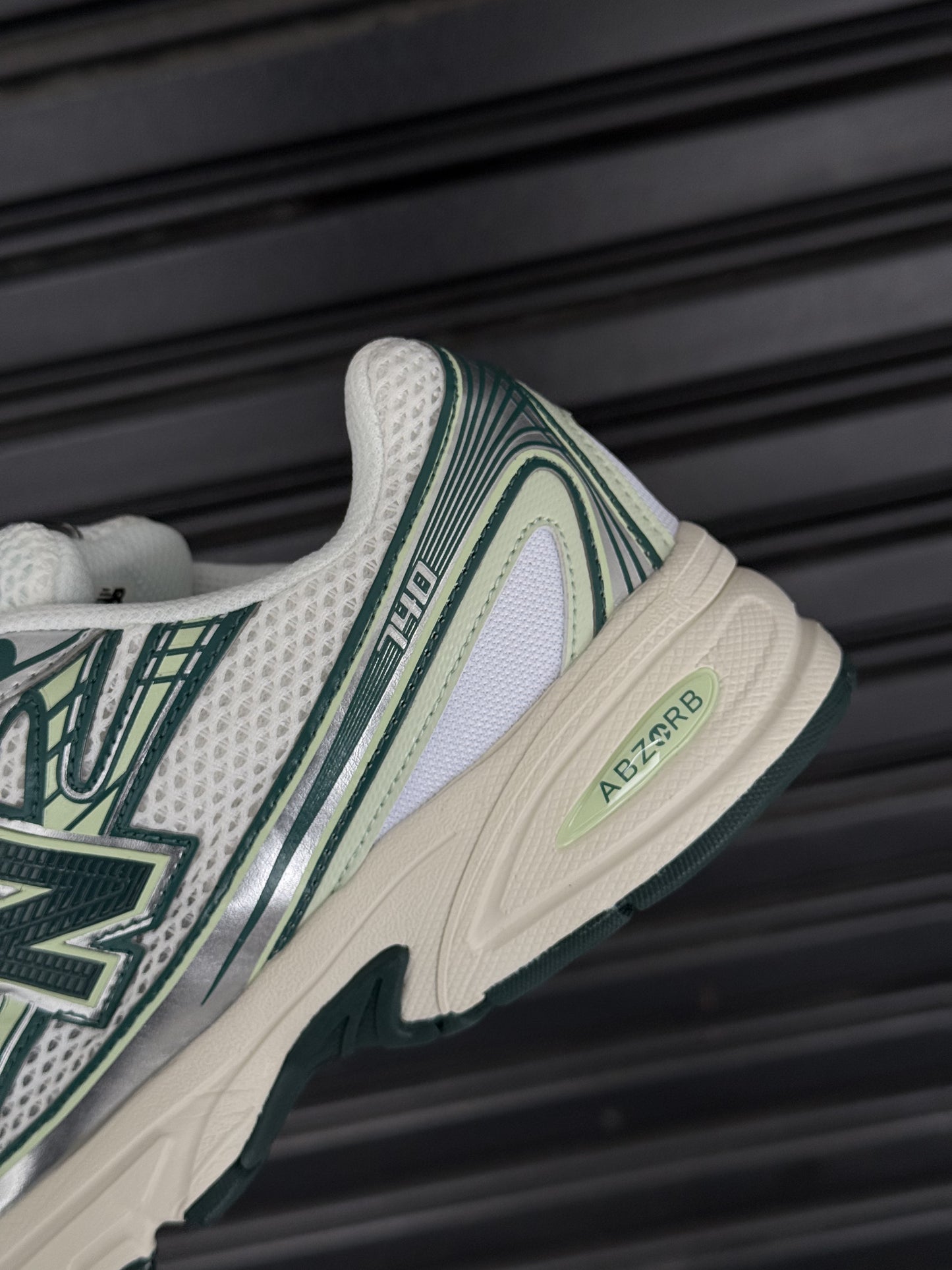 New Balance 725 Green Edition – Estilo Retro Futurista