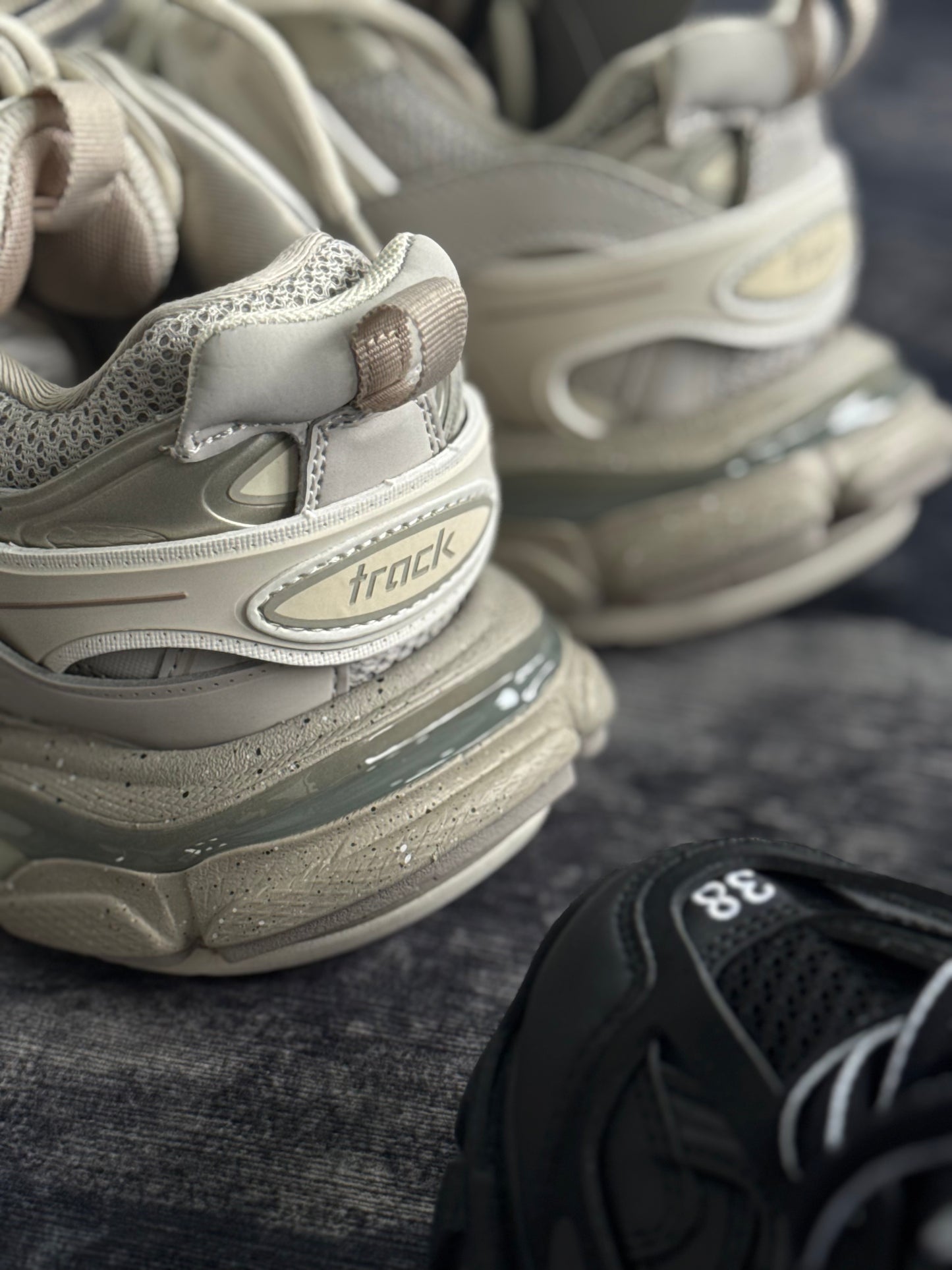 Balenciaga Track en color beige