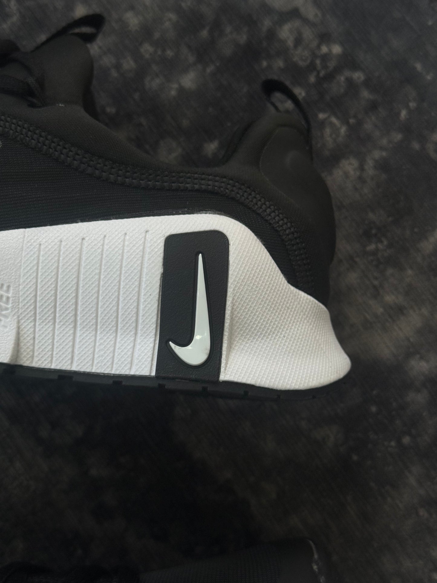Nike Free Metcon 6 de color negro y blanco