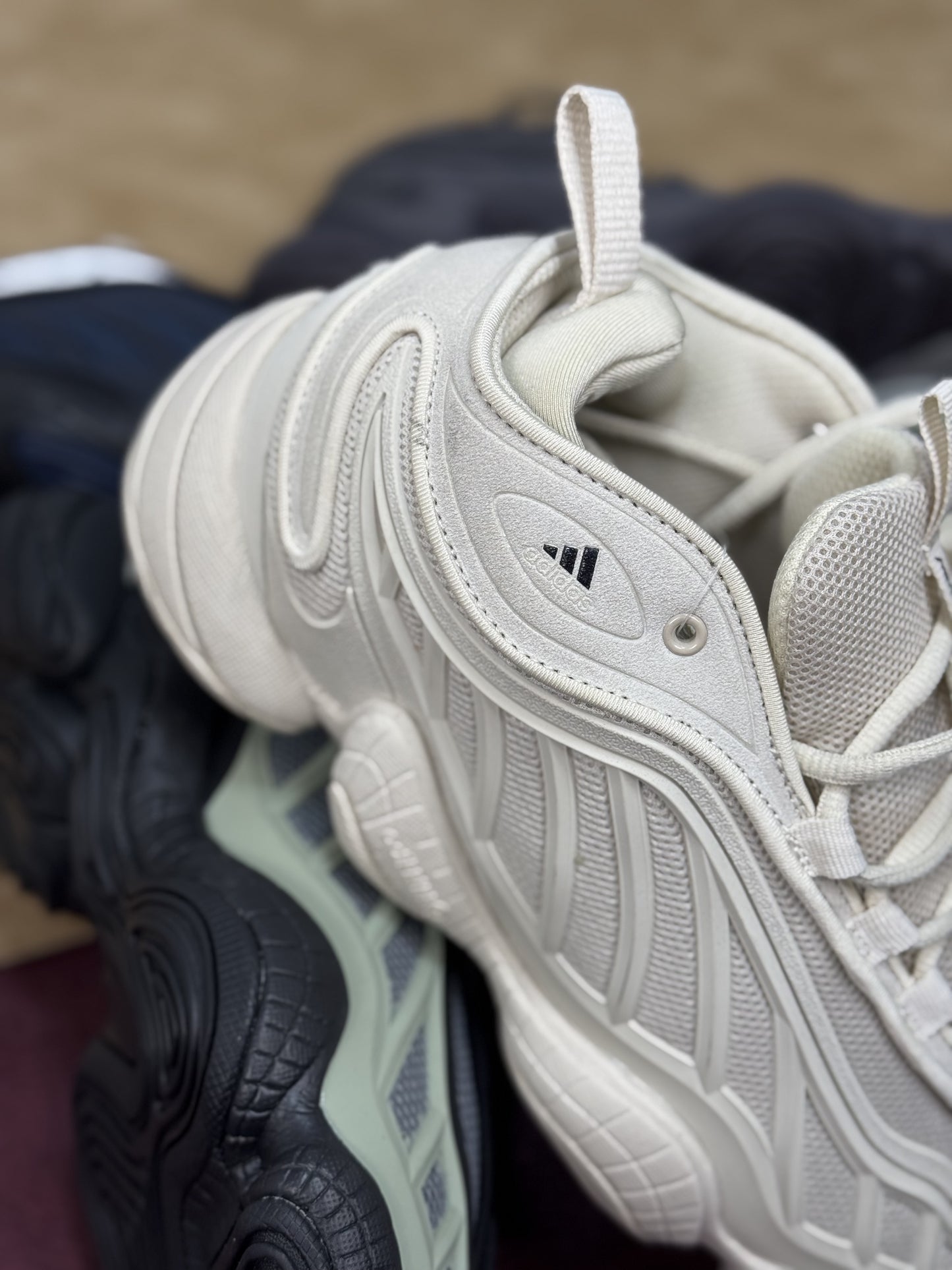 Adidas Ozrah en el colorway core Blancas