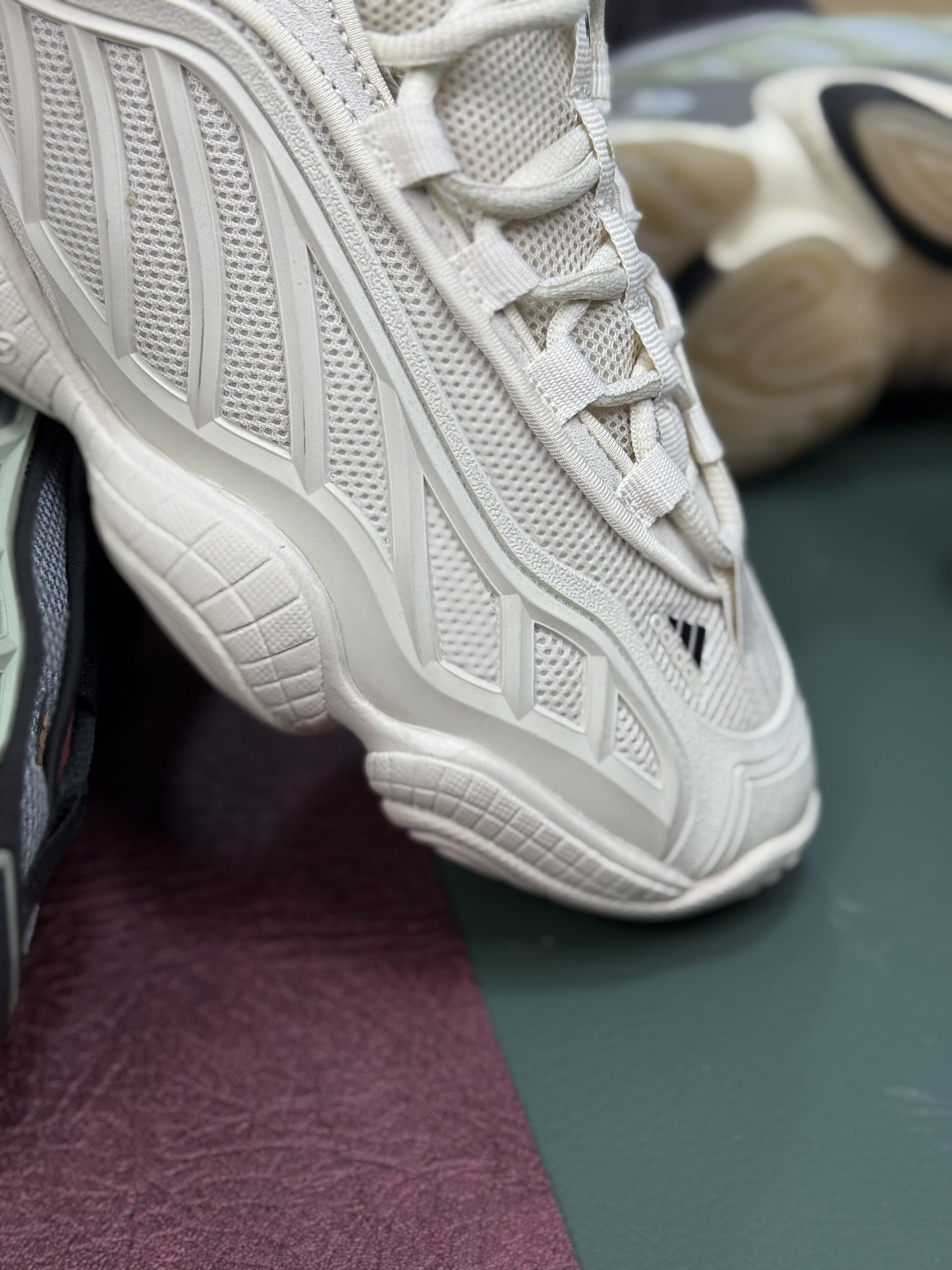 Adidas Ozrah en el colorway core Blancas