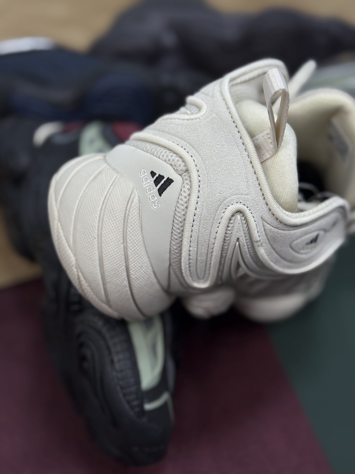 Adidas Ozrah en el colorway core Blancas