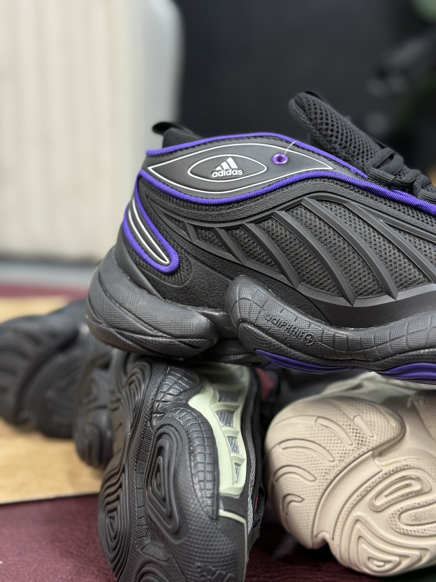 Adidas Ozrah en el colorway Core Black / Bliss Purple / Carbon