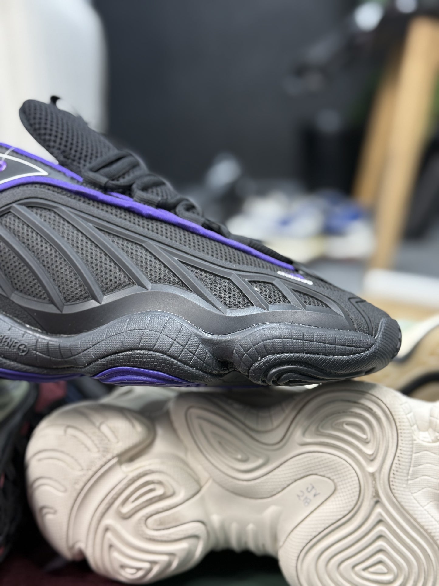 Adidas Ozrah en el colorway Core Black / Bliss Purple / Carbon
