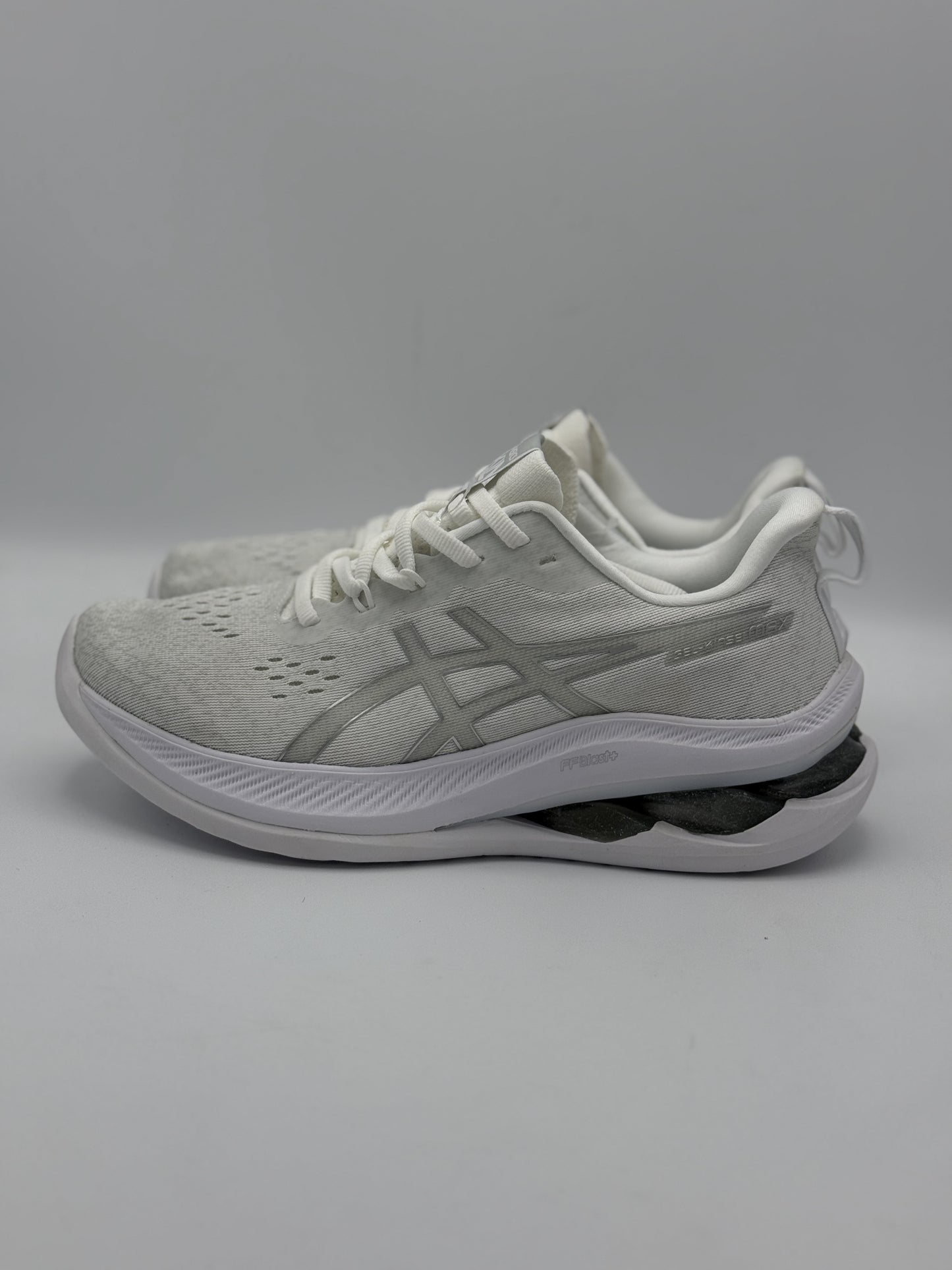 Asics Novablast Blanco – Tecnología, confort y estilo en cada paso