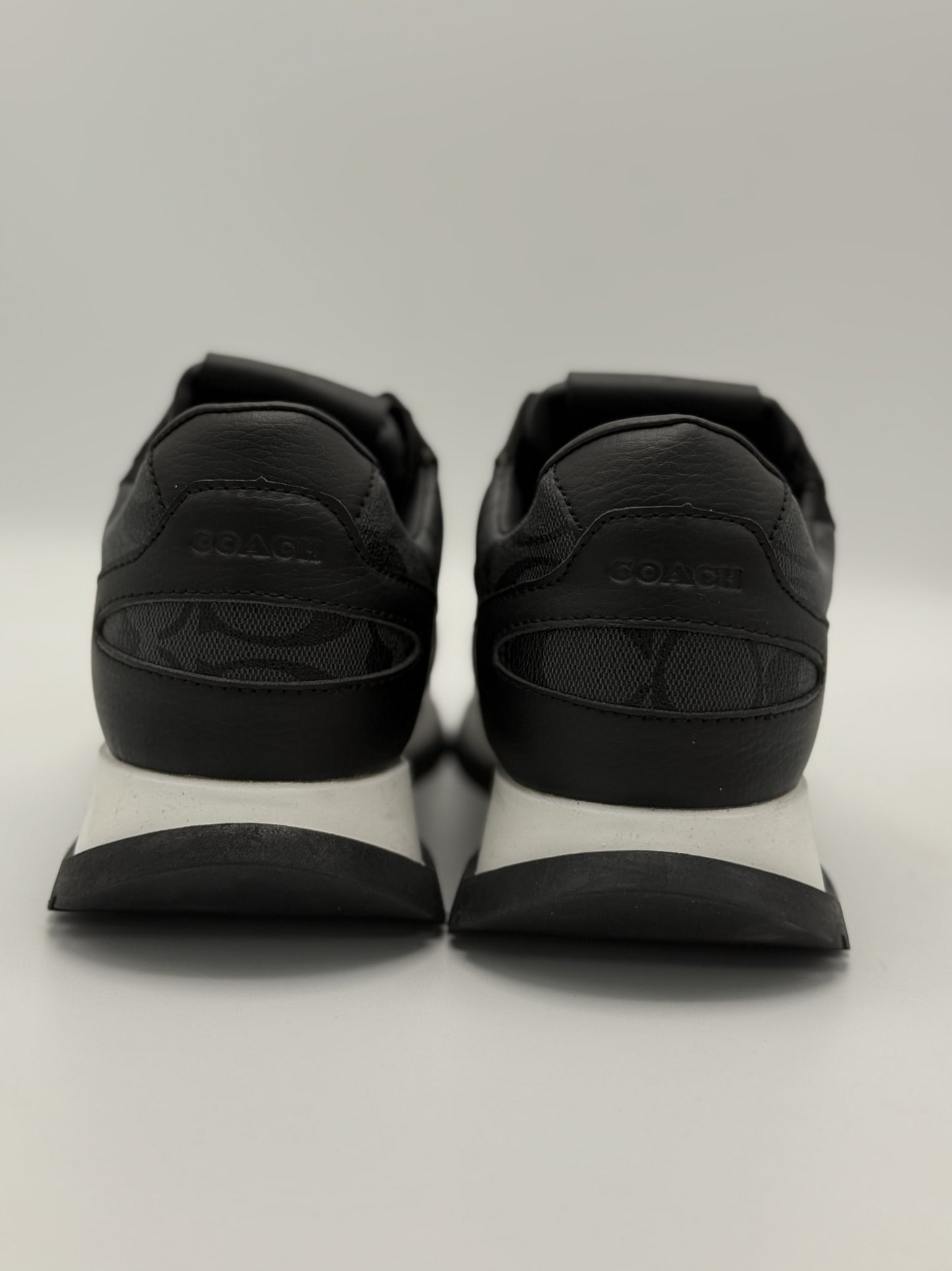 Coach Runner Black Monogram – Elegancia urbana y confort premium