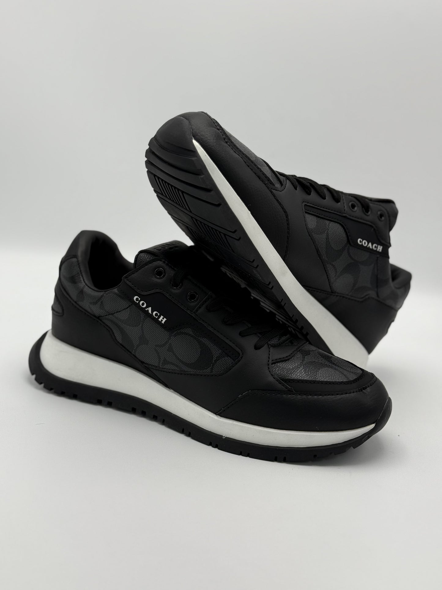 Coach Runner Black Monogram – Elegancia urbana y confort premium