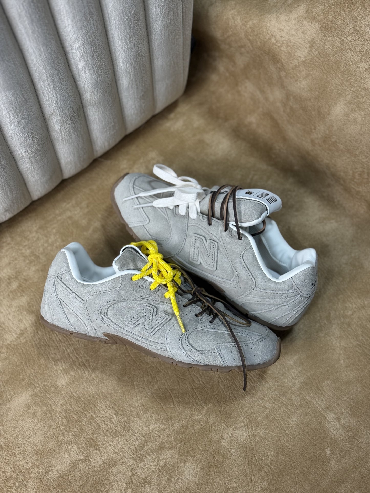 zapatillas New Balance en tono gris