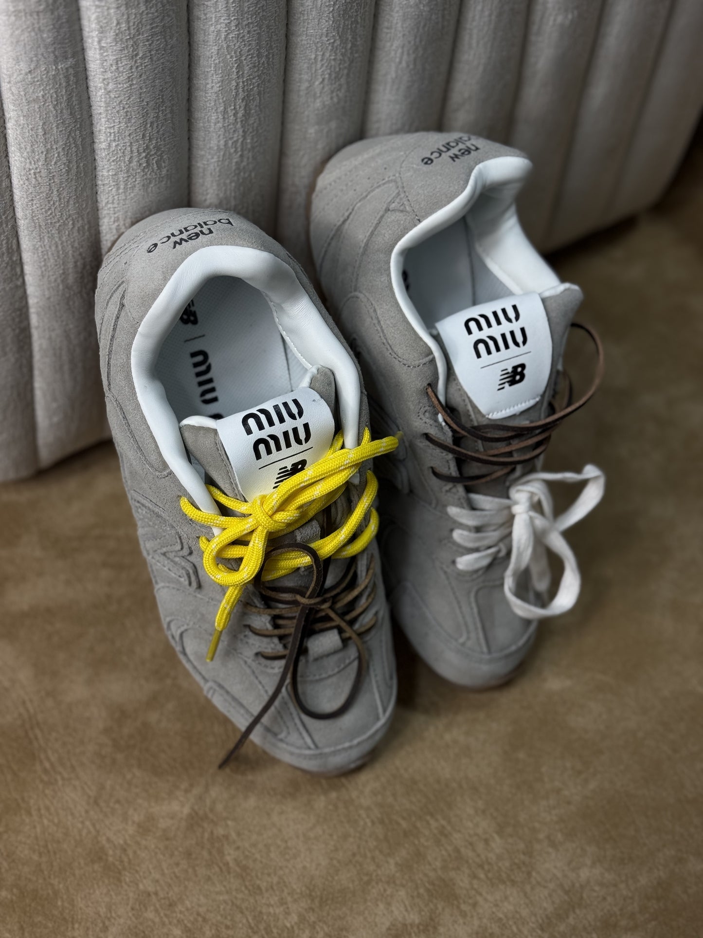 zapatillas New Balance en tono gris