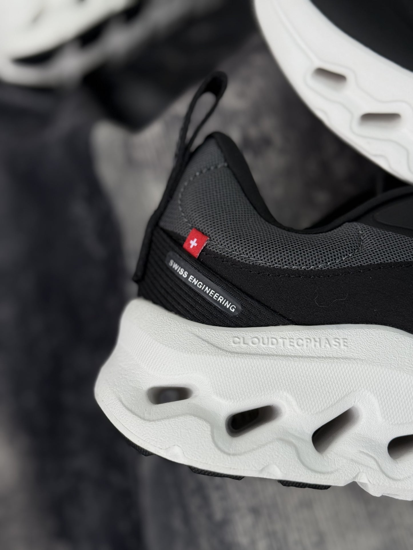 On Running Cloudtilt 2 x Loewe "Black"