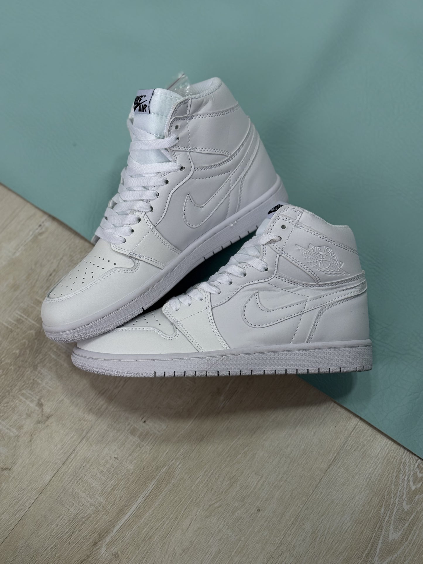 Nike Air Jordan Retro 1 Triple white