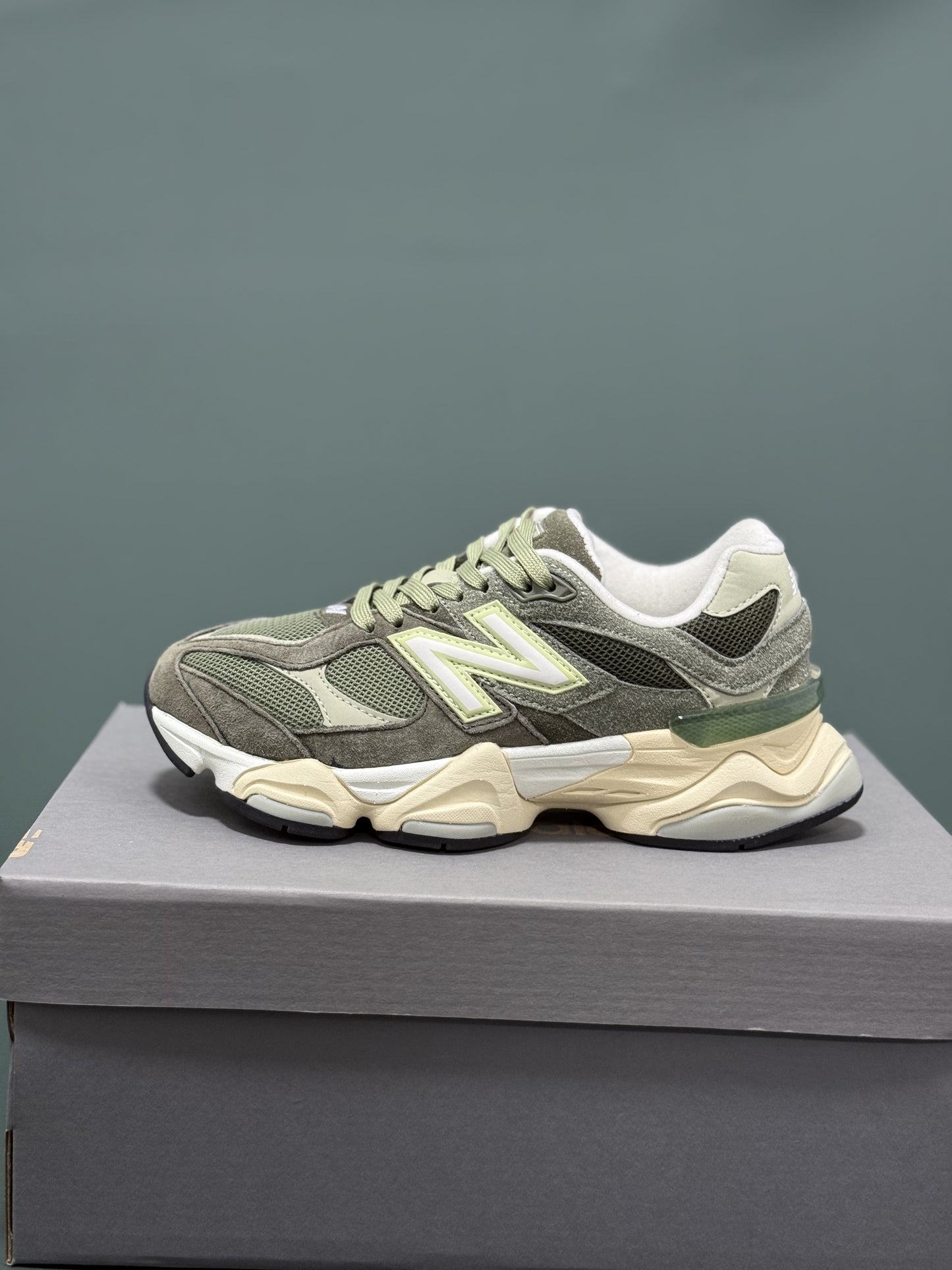 New Balance 9060 “Olive Desert” – Estilo natural y urbano