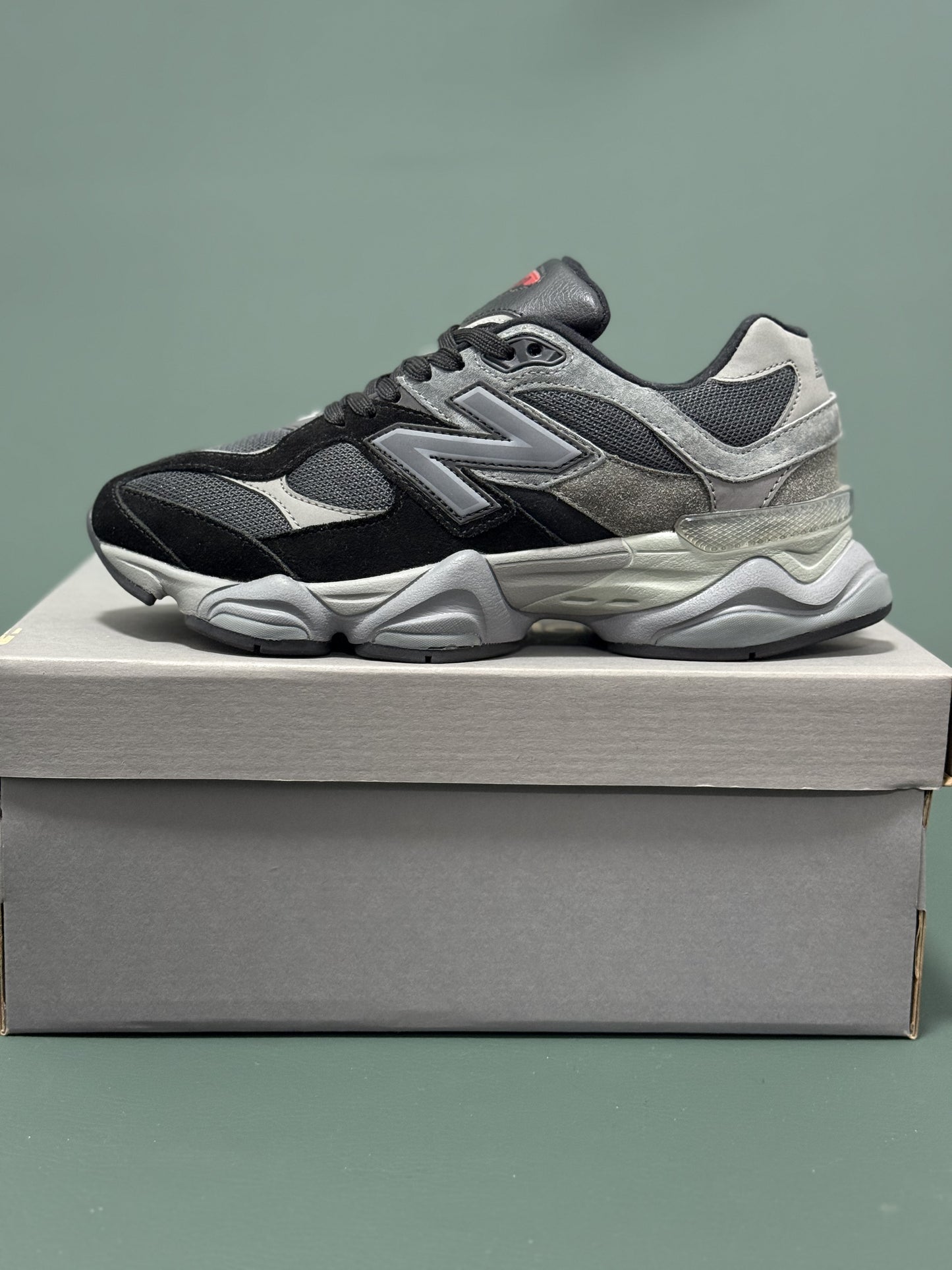 New Balance 9060 Grey Black - Elegancia neutra y máxima tecnología