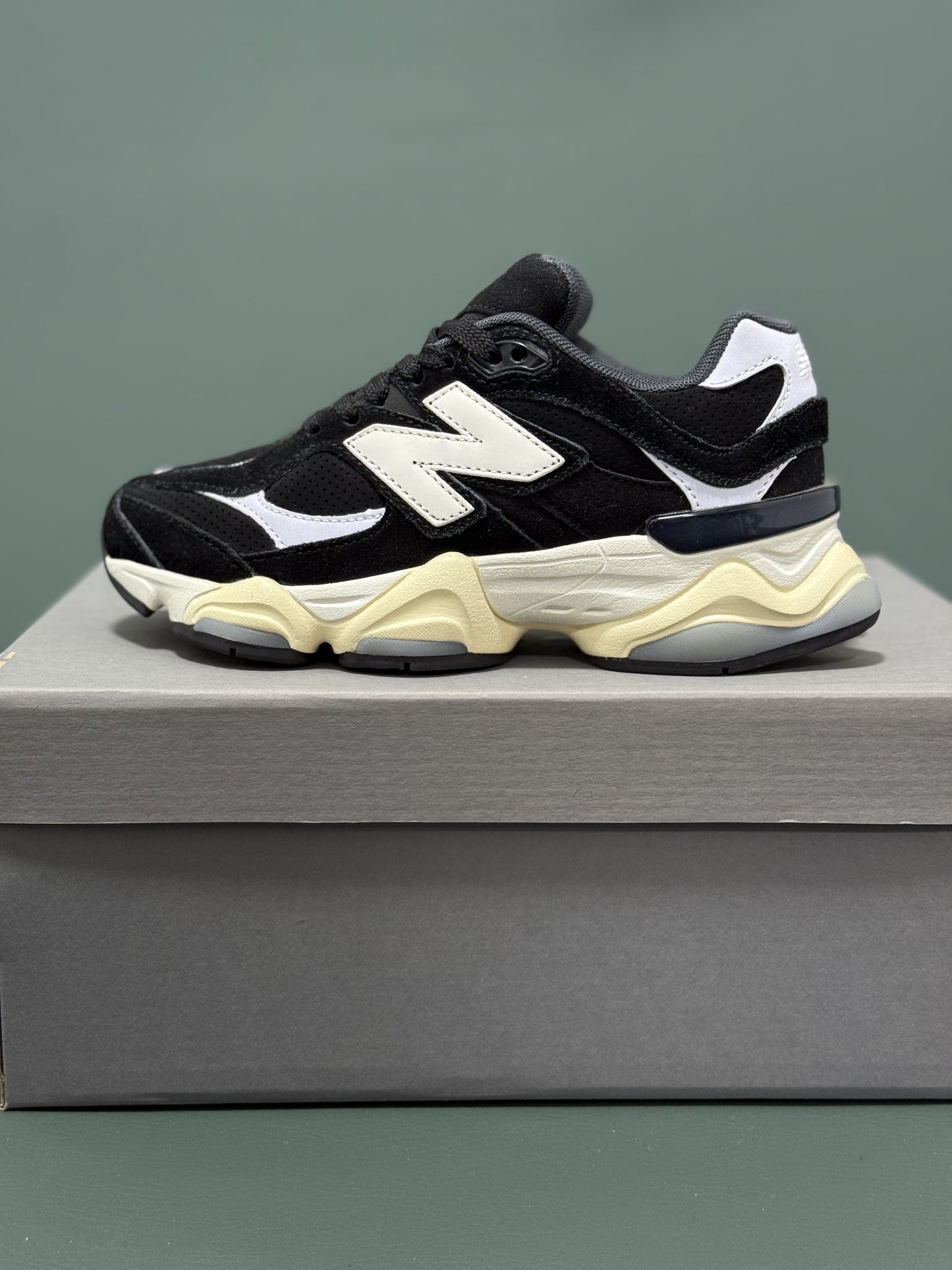 New Balance 9060 Black White - Diseño chunky, elegante y cómodo