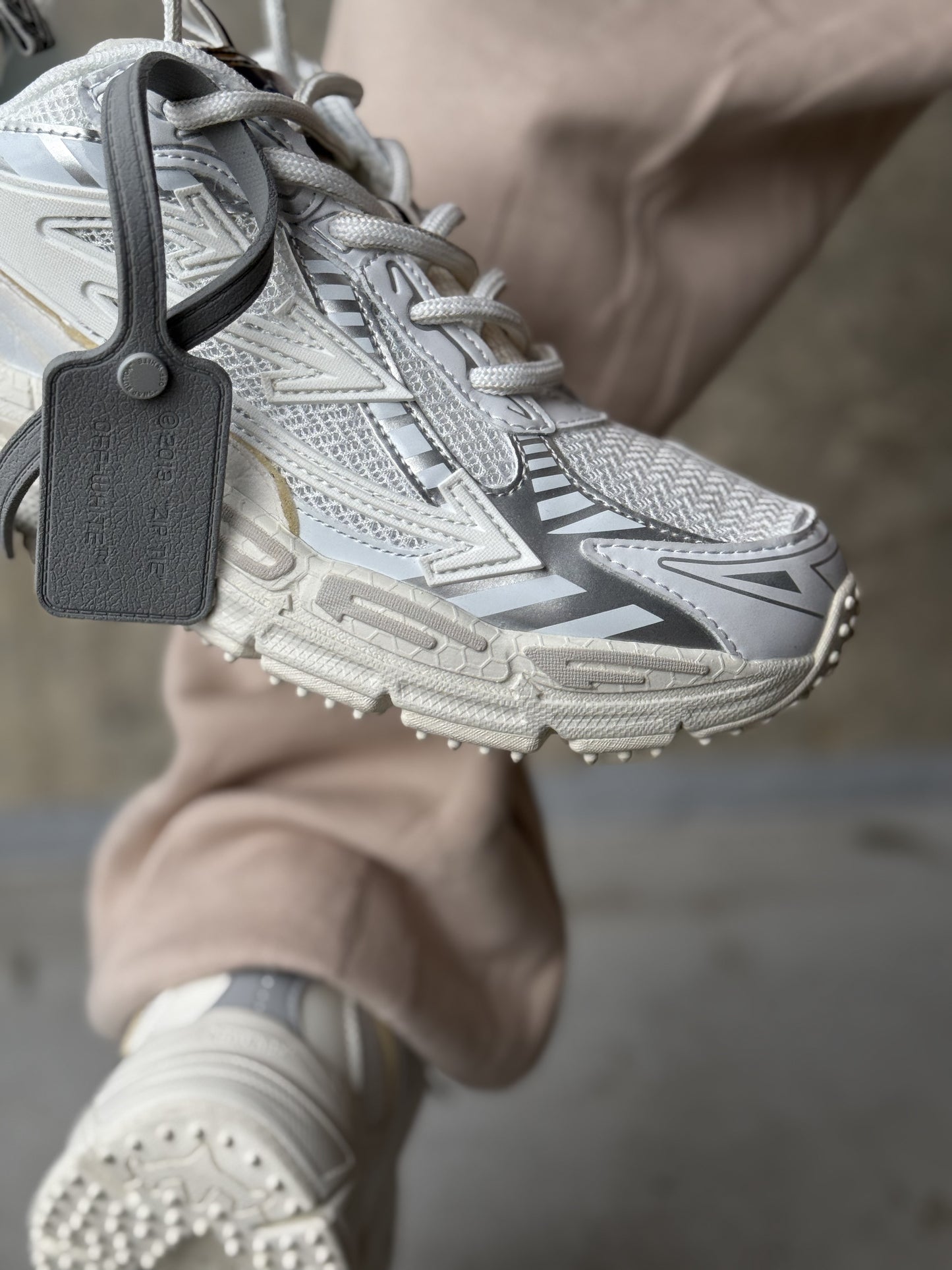 Off White Be Right Back