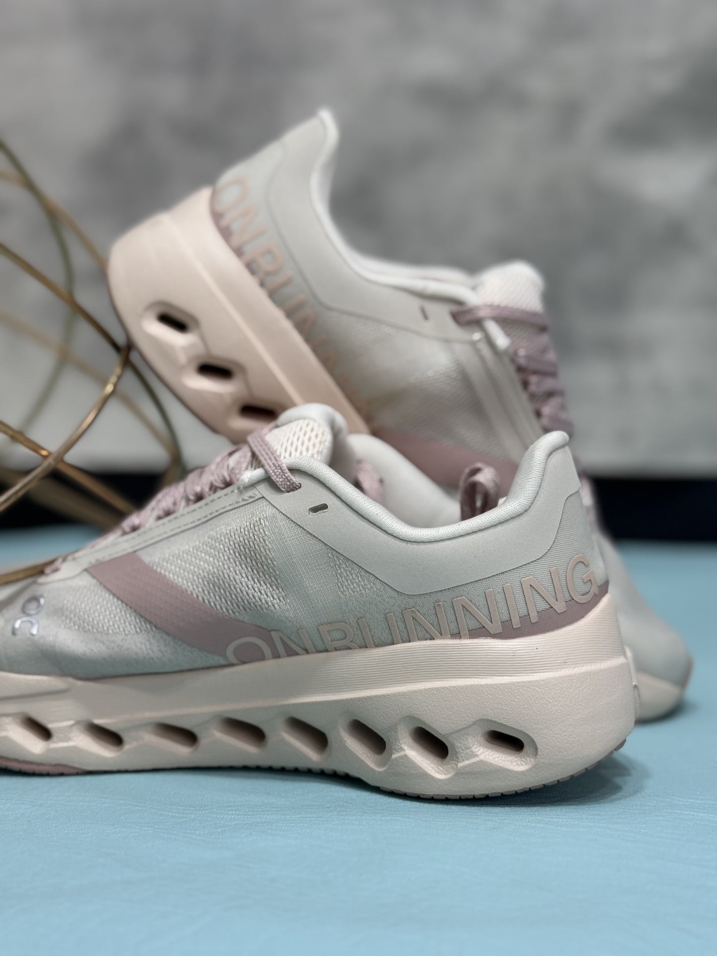 On Cloudsurfer pink