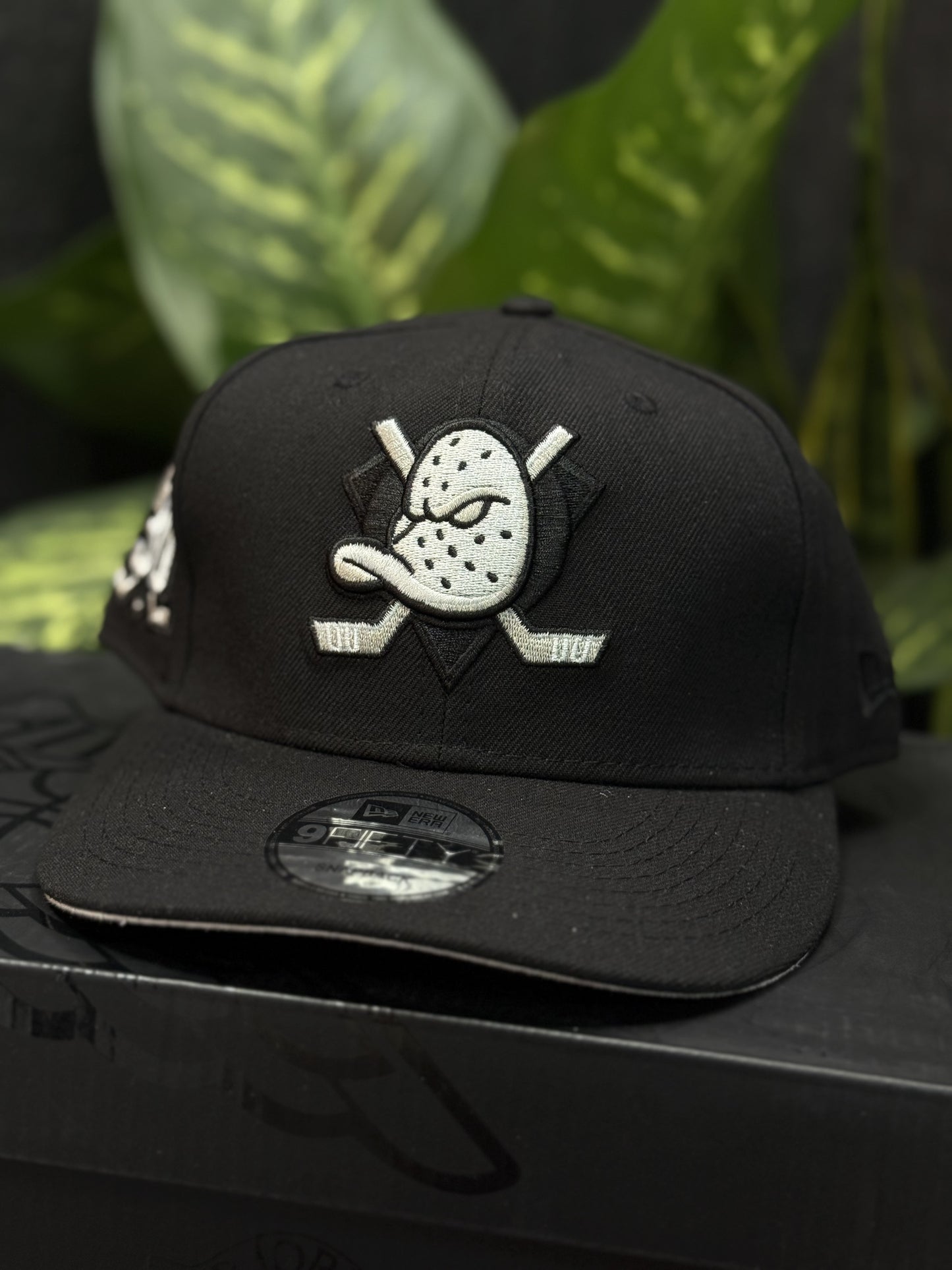 NEW ERA ANAHEIM DUCKS З0TH ANNIVERSARY BLACKED OUT EDITION 9FORTY A FRAME SNADRACK CAD