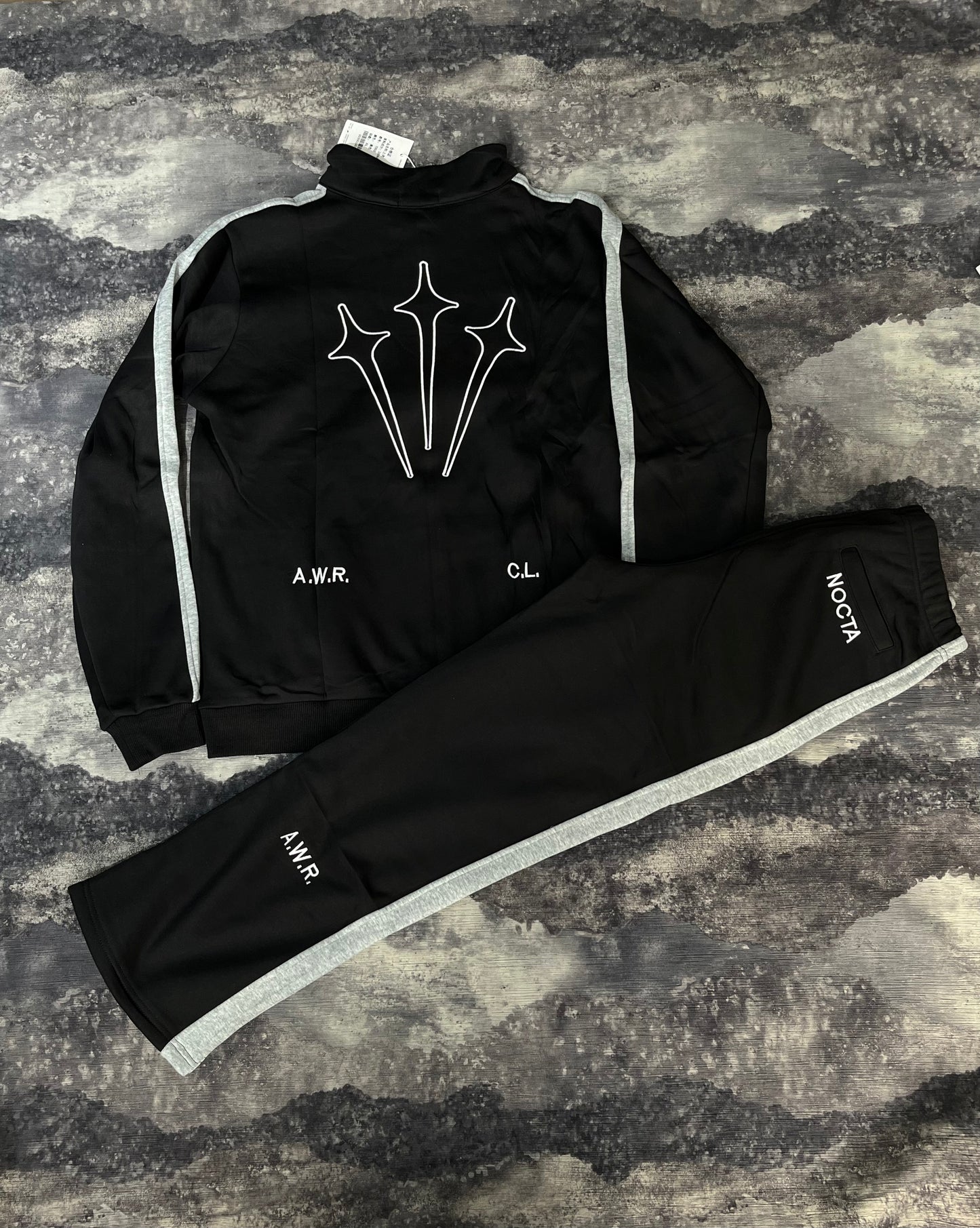 Nike NOCTA negro cuenta con un bordado de estrella distintivo en la espalda y letras bordadas en el pecho.