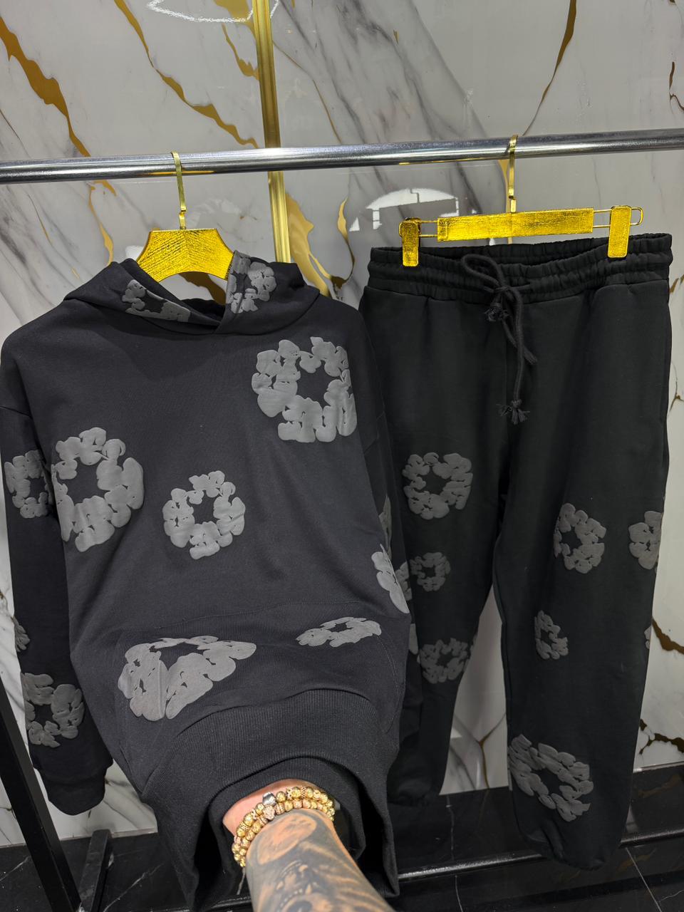 conjunto de sudadera y pantalón tipo jogger.