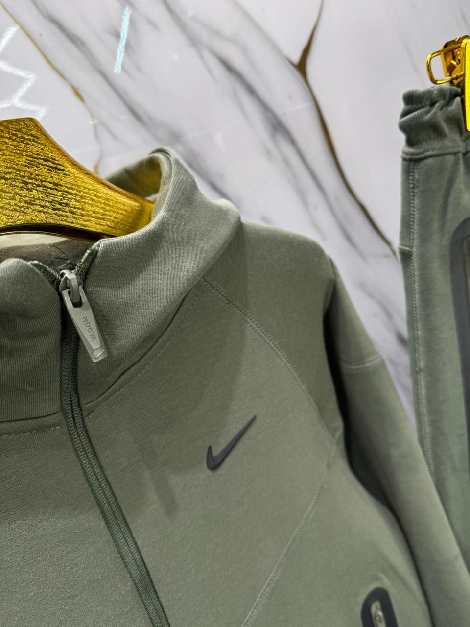conjunto deportivo Nike.