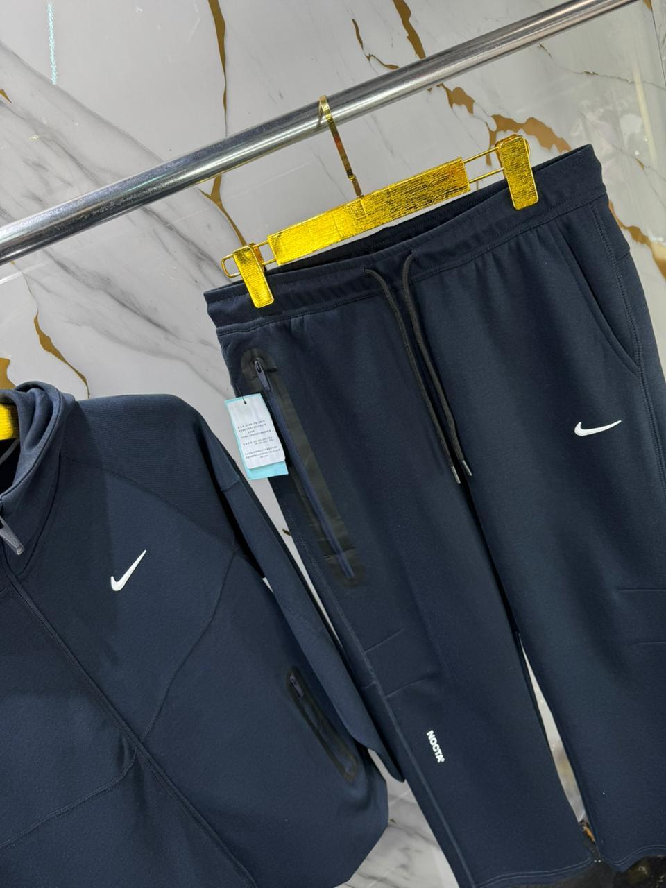 conjunto deportivo Nike.