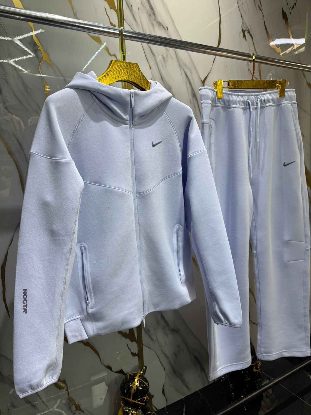 Sudadera-conjunto deportivo Nike.