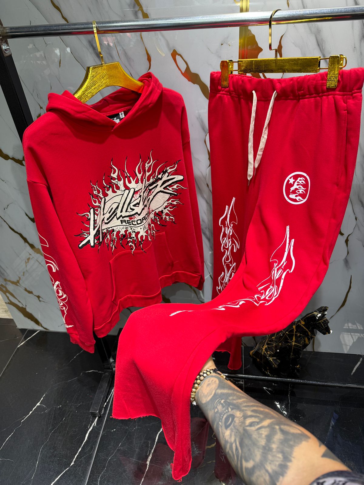 sudadera y pantalón tipo jogger con gráficos de llamas