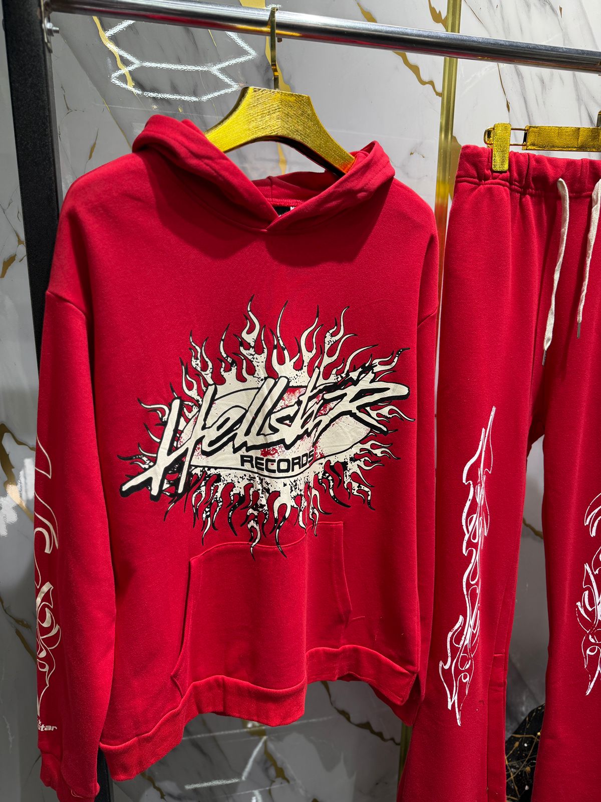sudadera y pantalón tipo jogger con gráficos de llamas