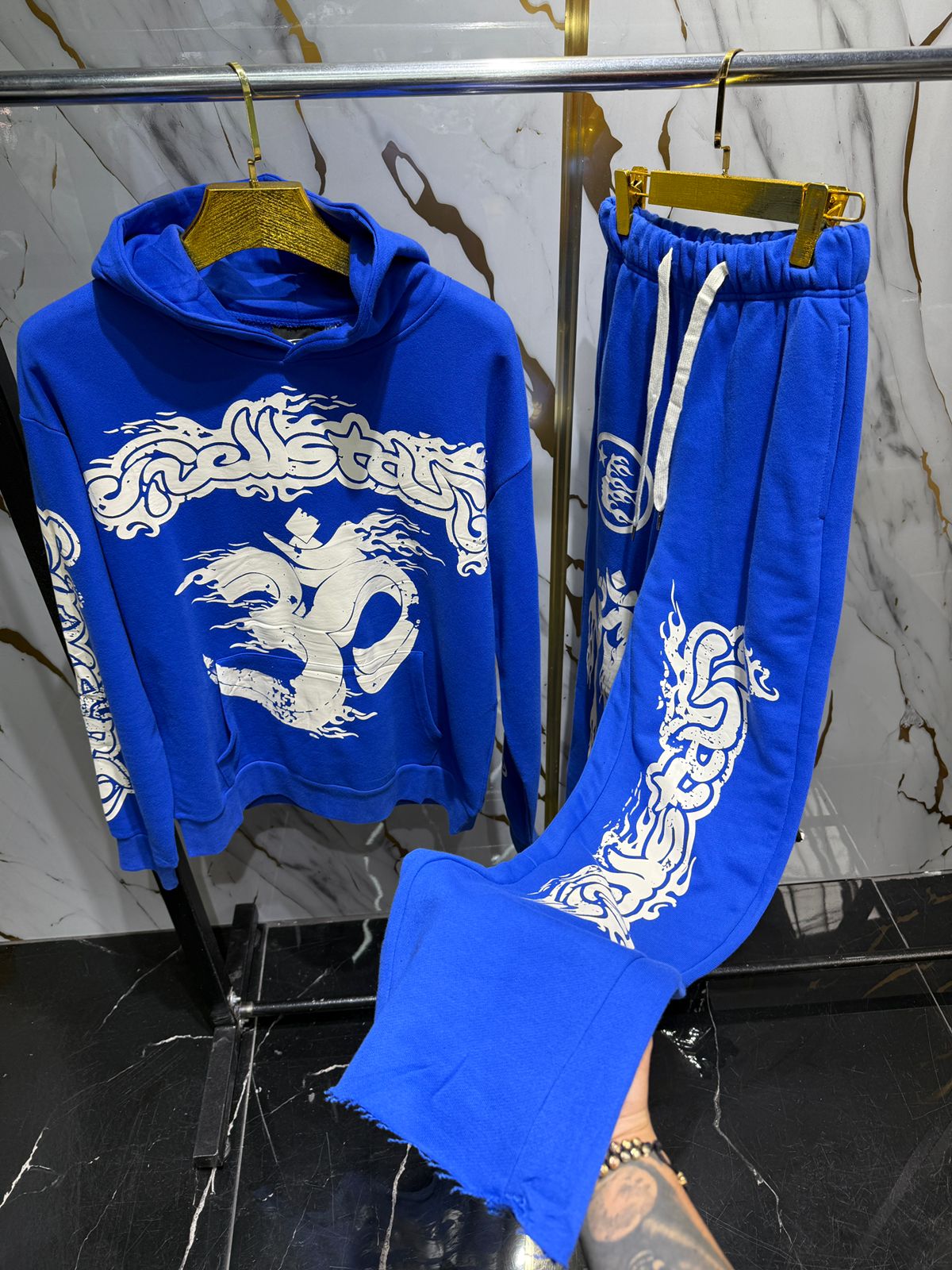 jogger azul eléctrico con capucha y pantalón tipo jogger