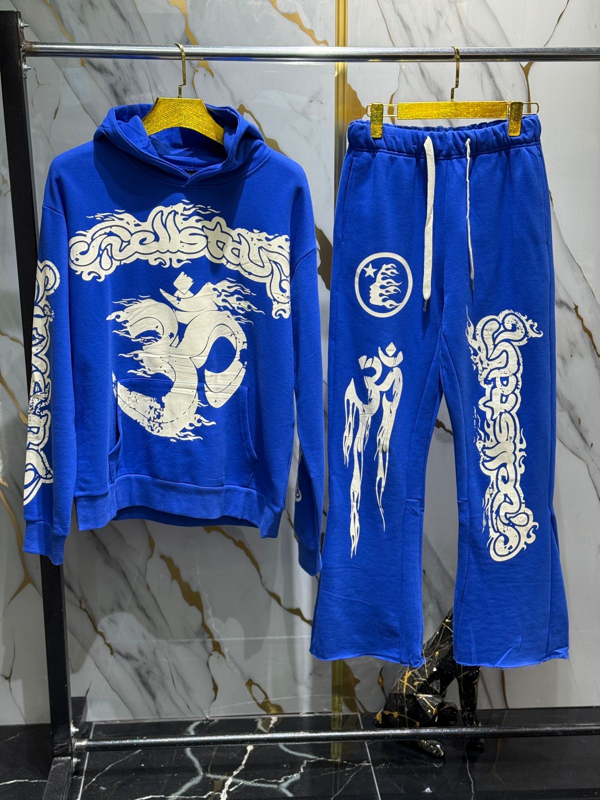 jogger azul eléctrico con capucha y pantalón tipo jogger