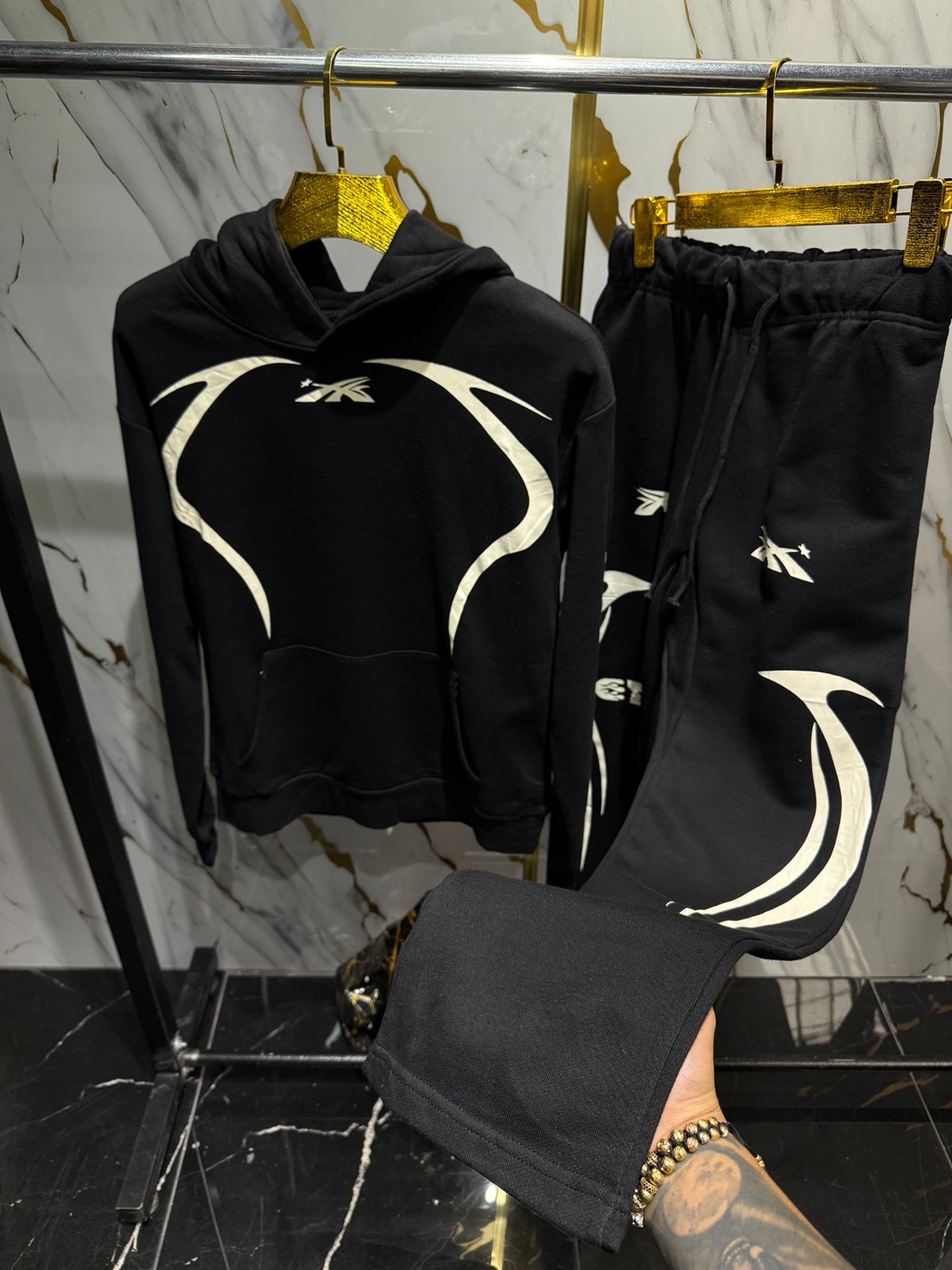 chándal negro con detalles en blanco