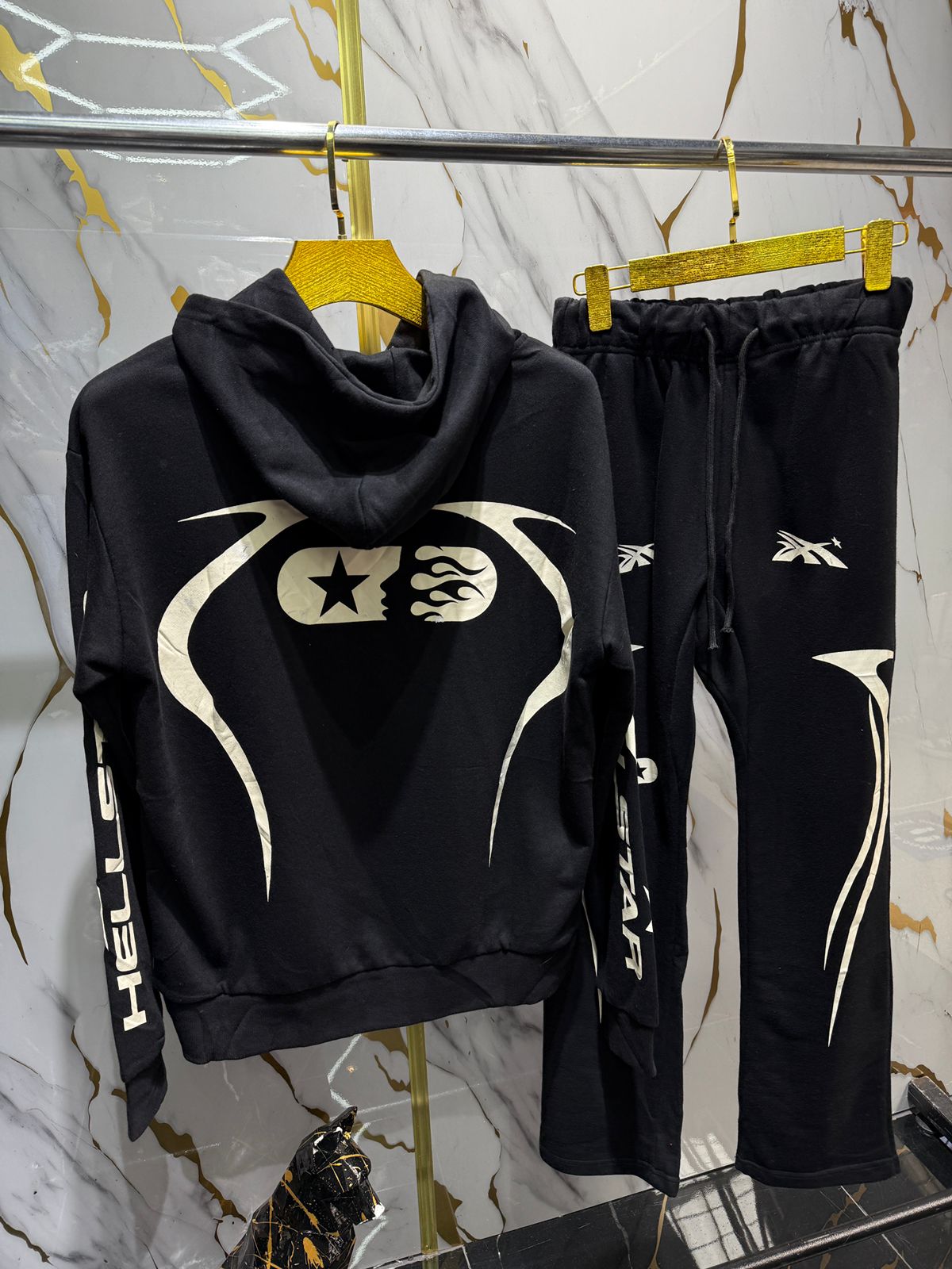 chándal negro con detalles en blanco