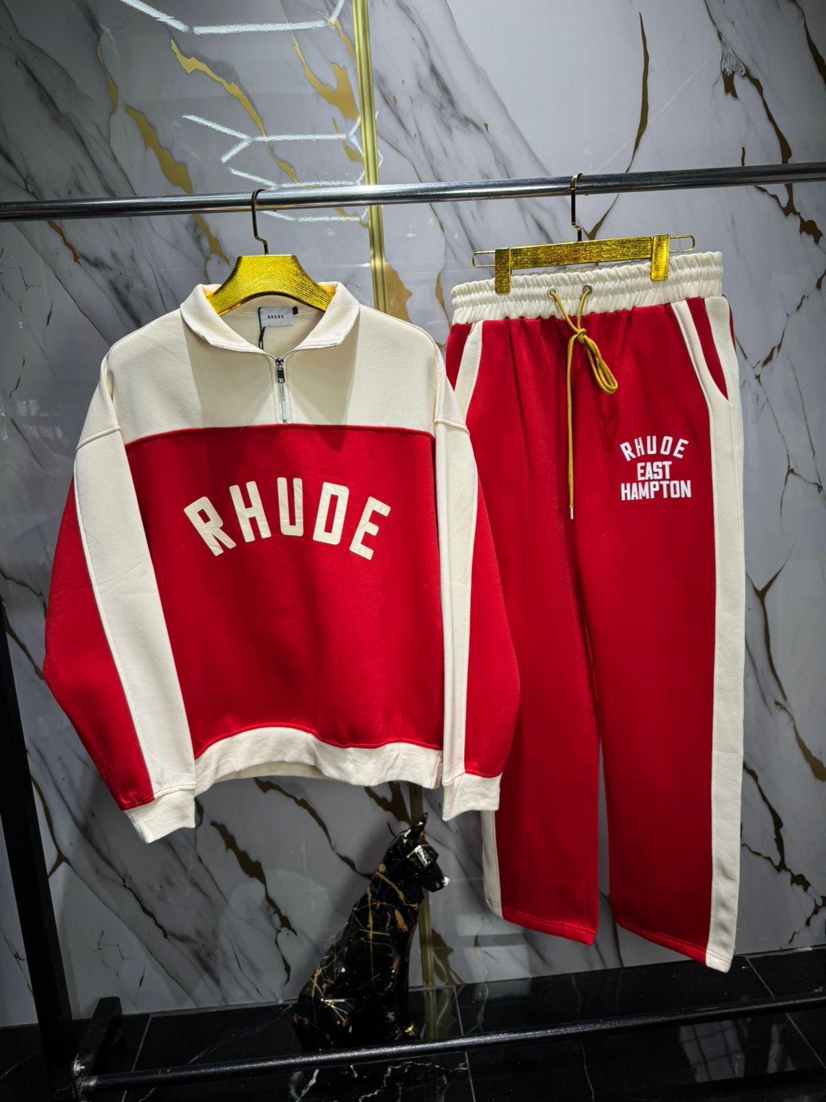 Conjunto de sudadera y pantalón de la marca Rhude.