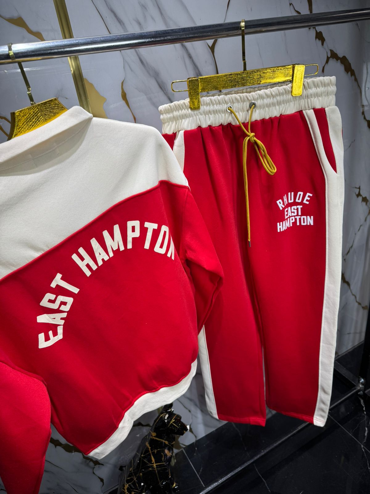 Conjunto de sudadera y pantalón de la marca Rhude.