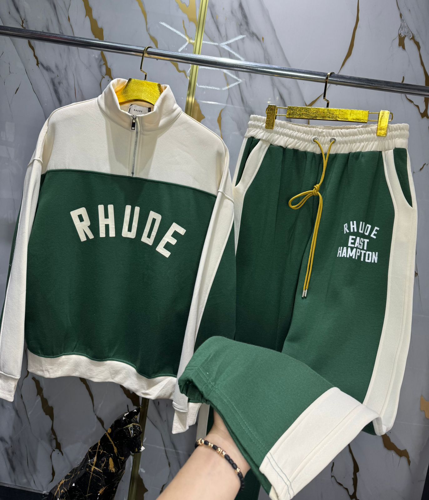 Conjunto de sudadera y pantalón de la marca Rhude.