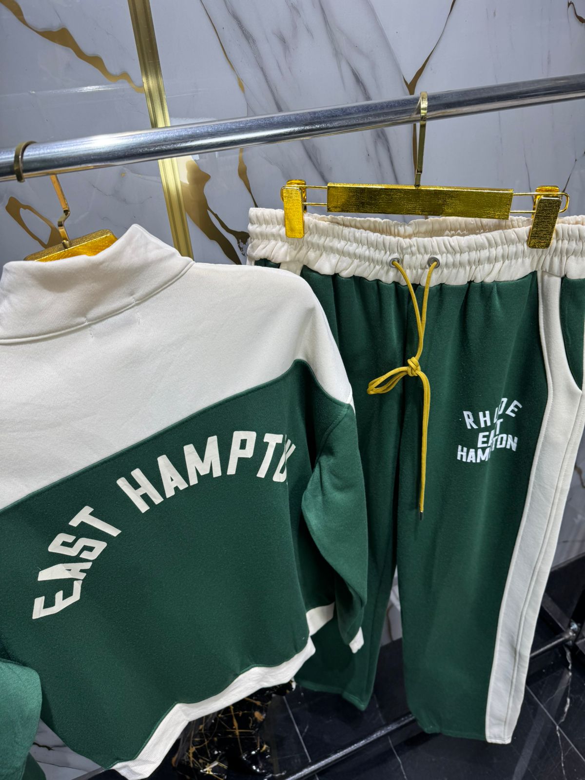 Conjunto de sudadera y pantalón de la marca Rhude.