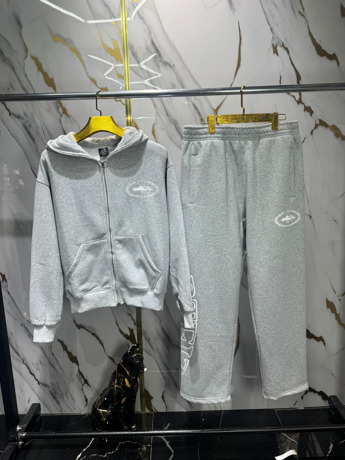 Sudadera en conjunto deportivo gris.