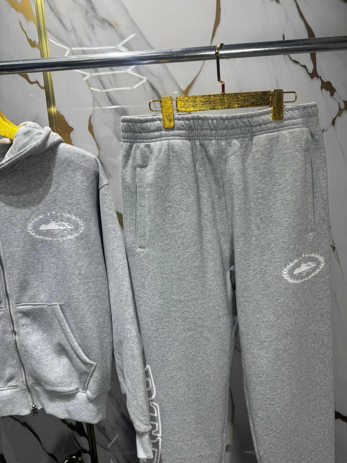 Sudadera en conjunto deportivo gris.