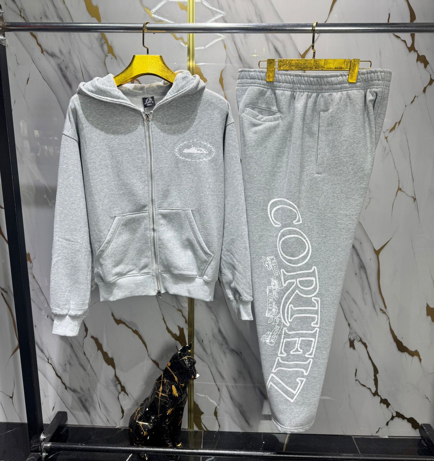 Sudadera en conjunto deportivo gris.