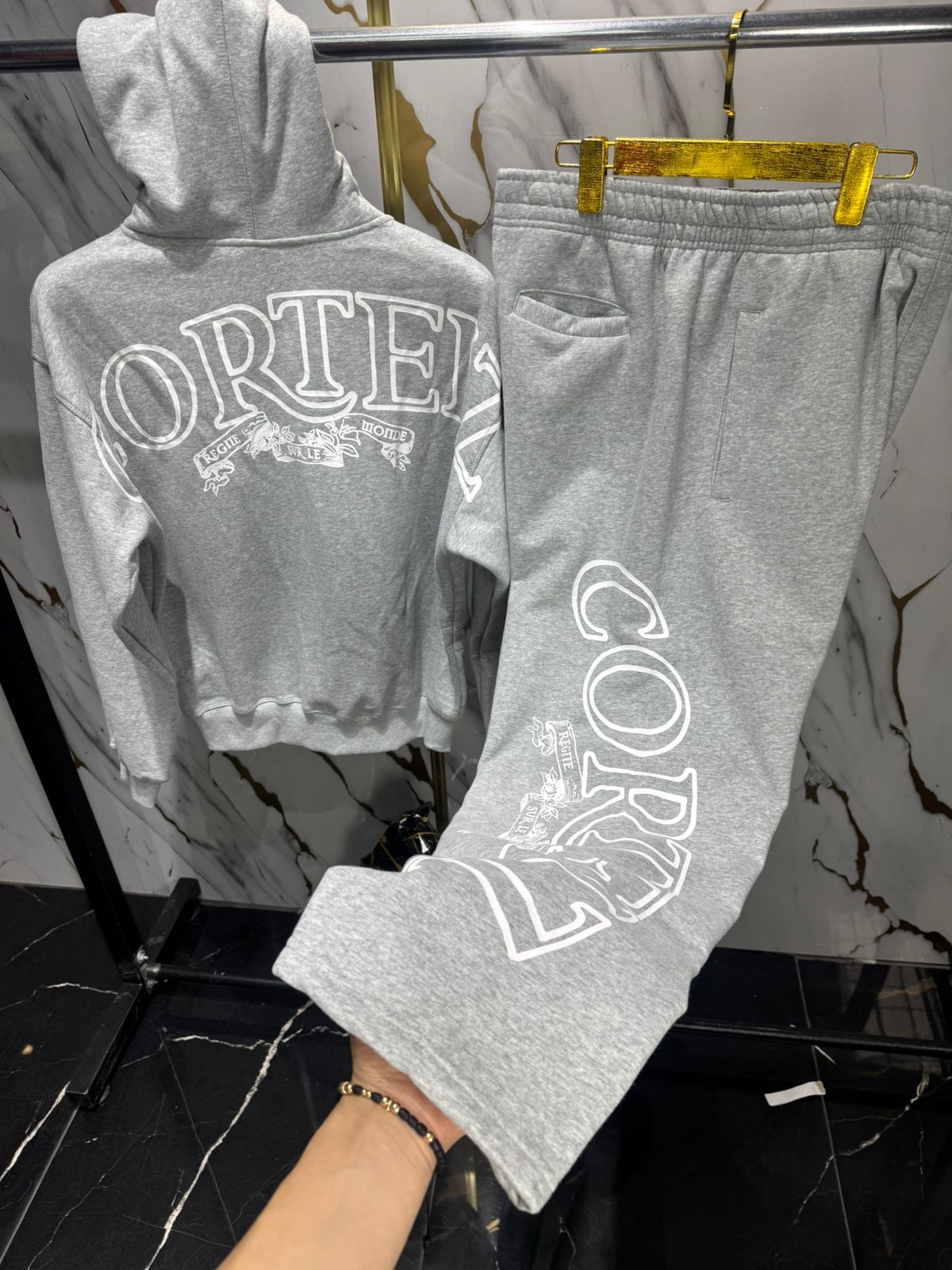 Sudadera en conjunto deportivo gris.