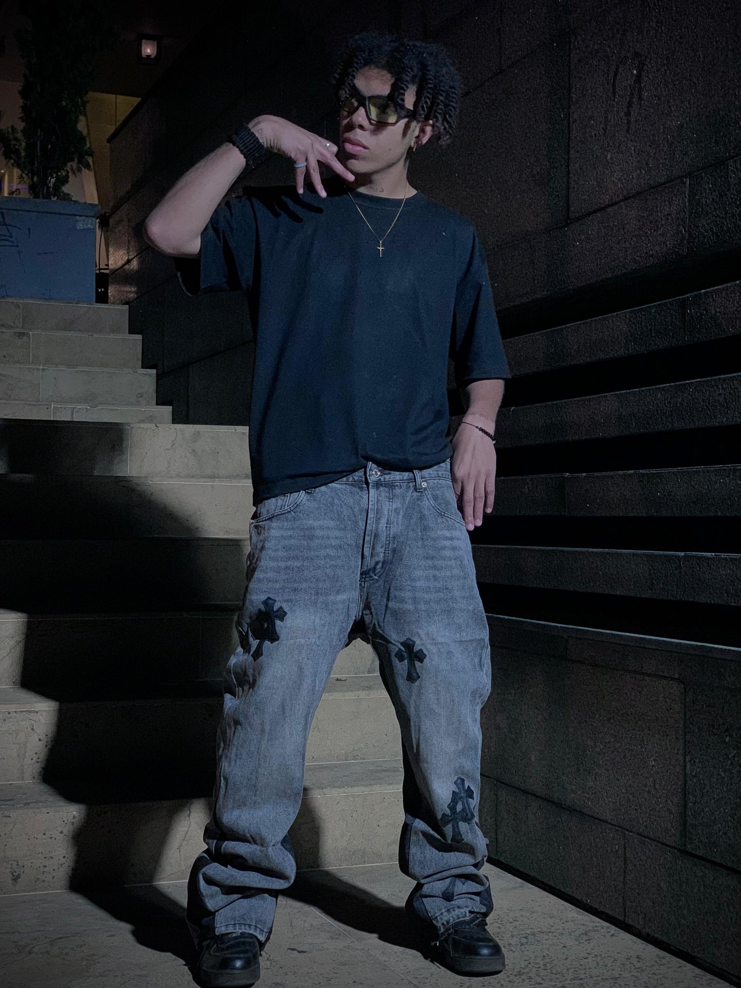 Jeans anchos de mezclilla gris con un efecto desgastado.
