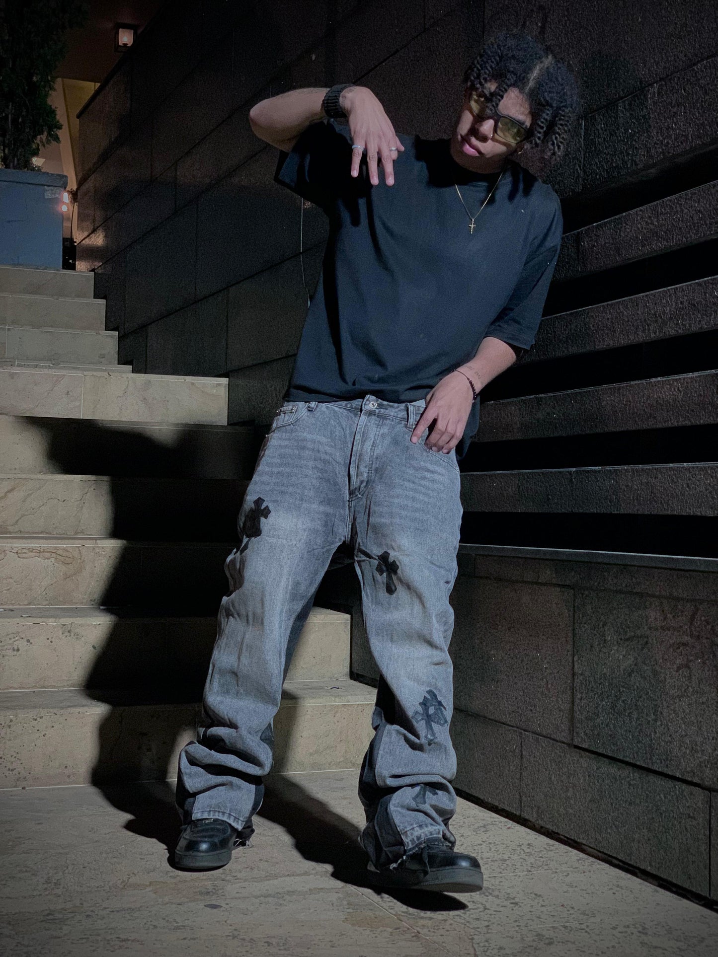 Jeans anchos de mezclilla gris con un efecto desgastado.
