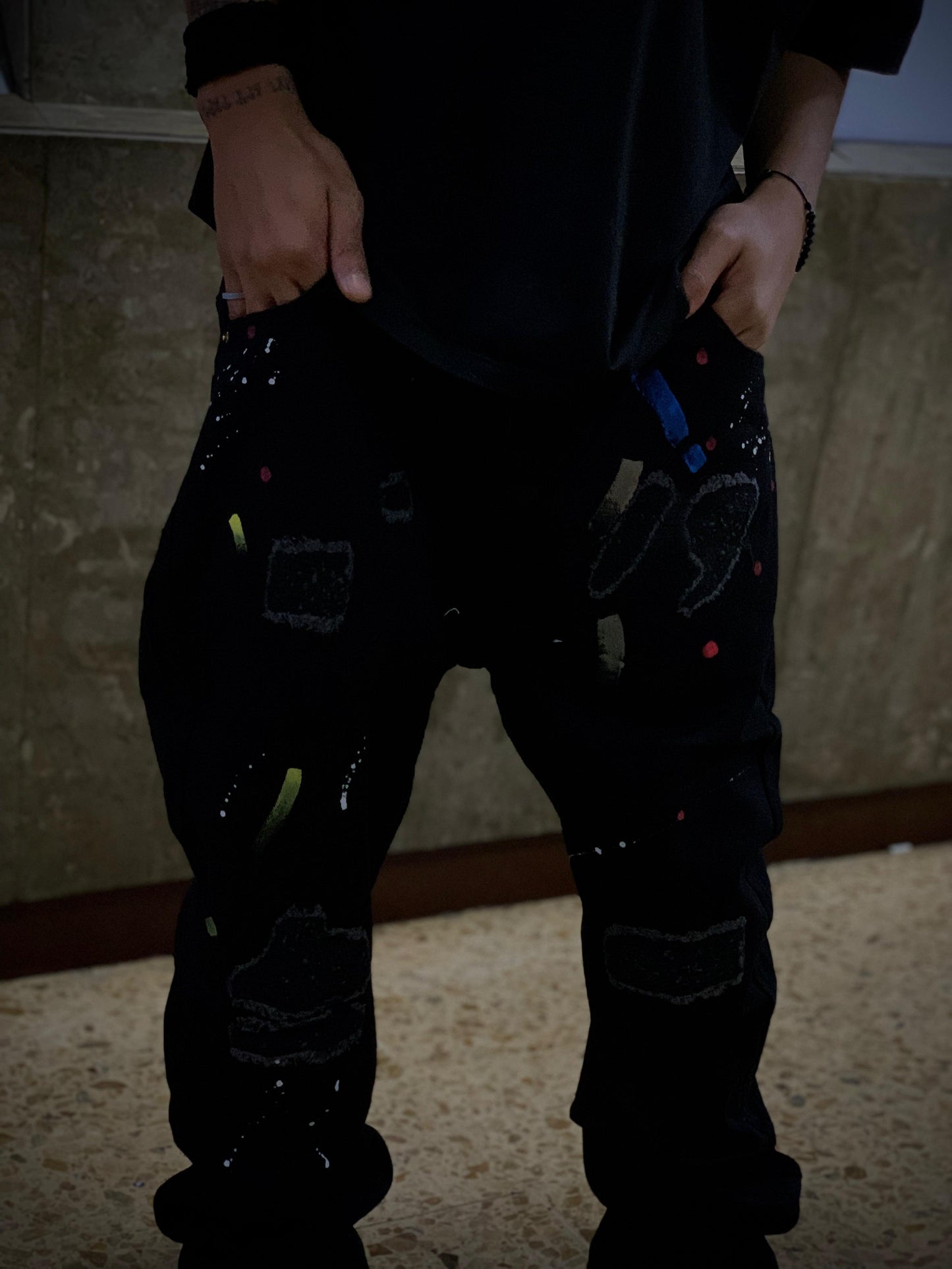pantalón negro de corte suelto o estilo jogger