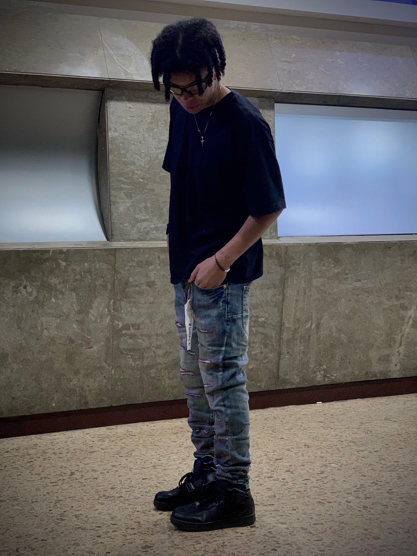 pantalón negro de corte suelto o estilo jogger