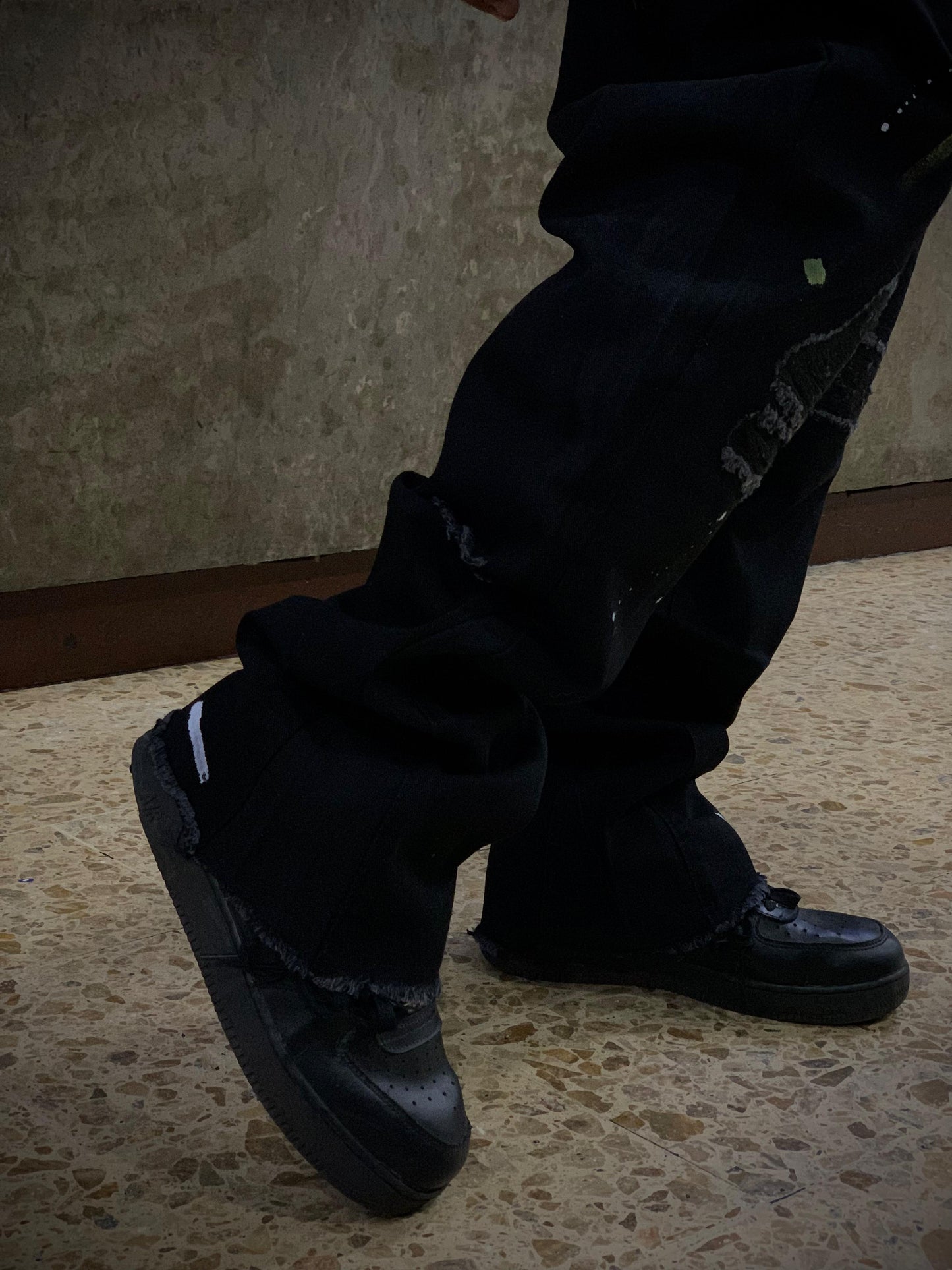 pantalón negro de corte suelto o estilo jogger