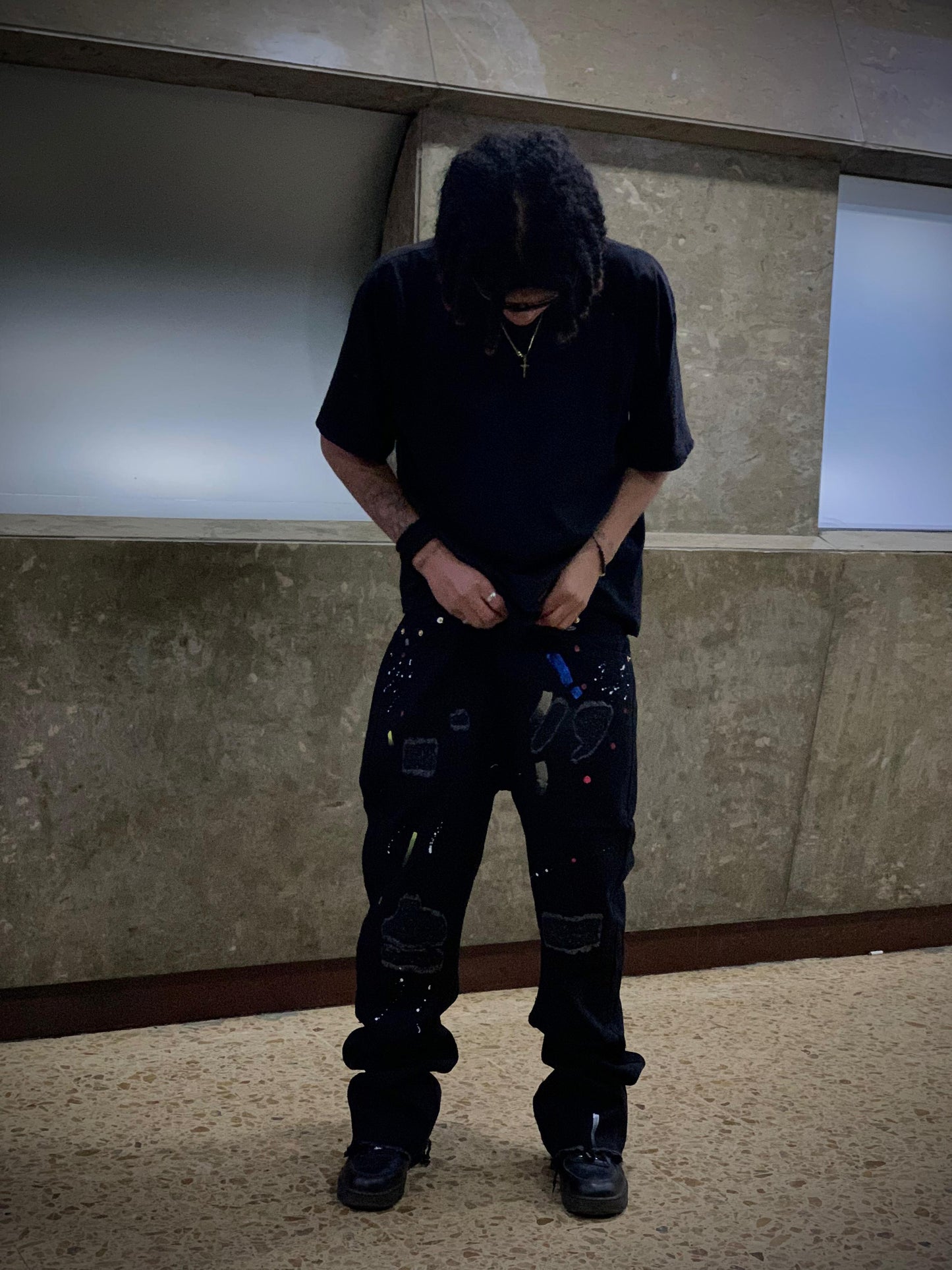pantalón negro de corte suelto o estilo jogger