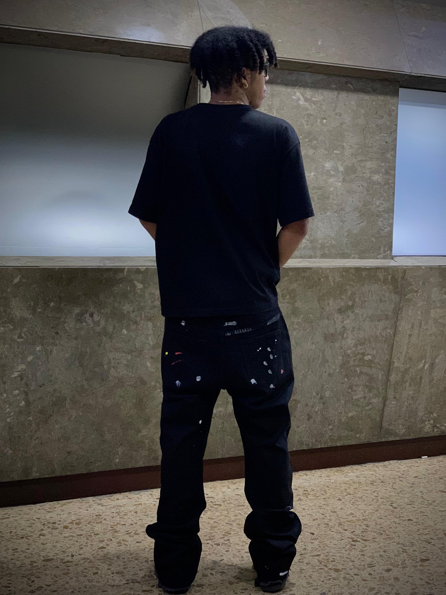 pantalón negro de corte suelto o estilo jogger
