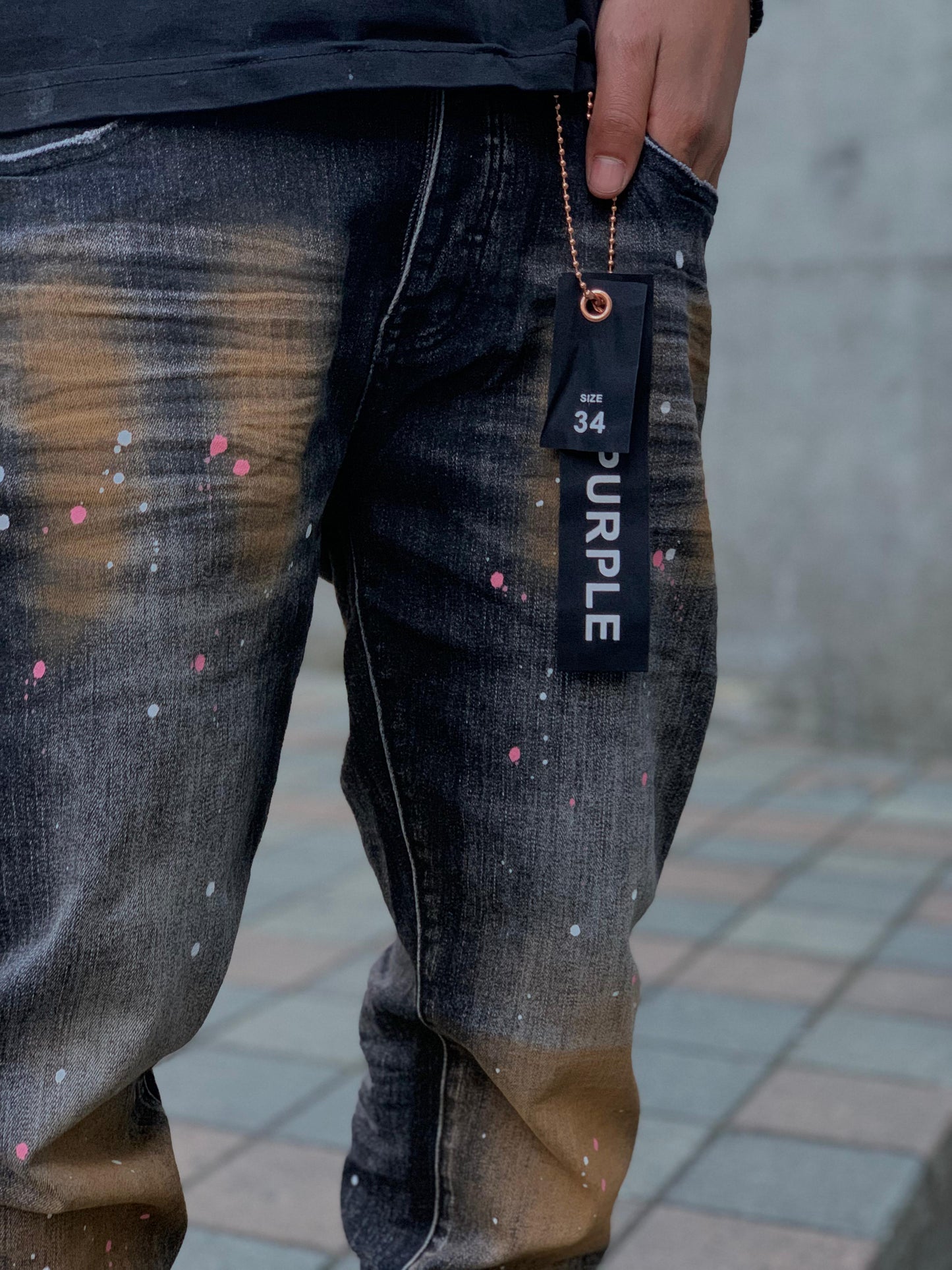 jeans son de la marca Purple Brand.