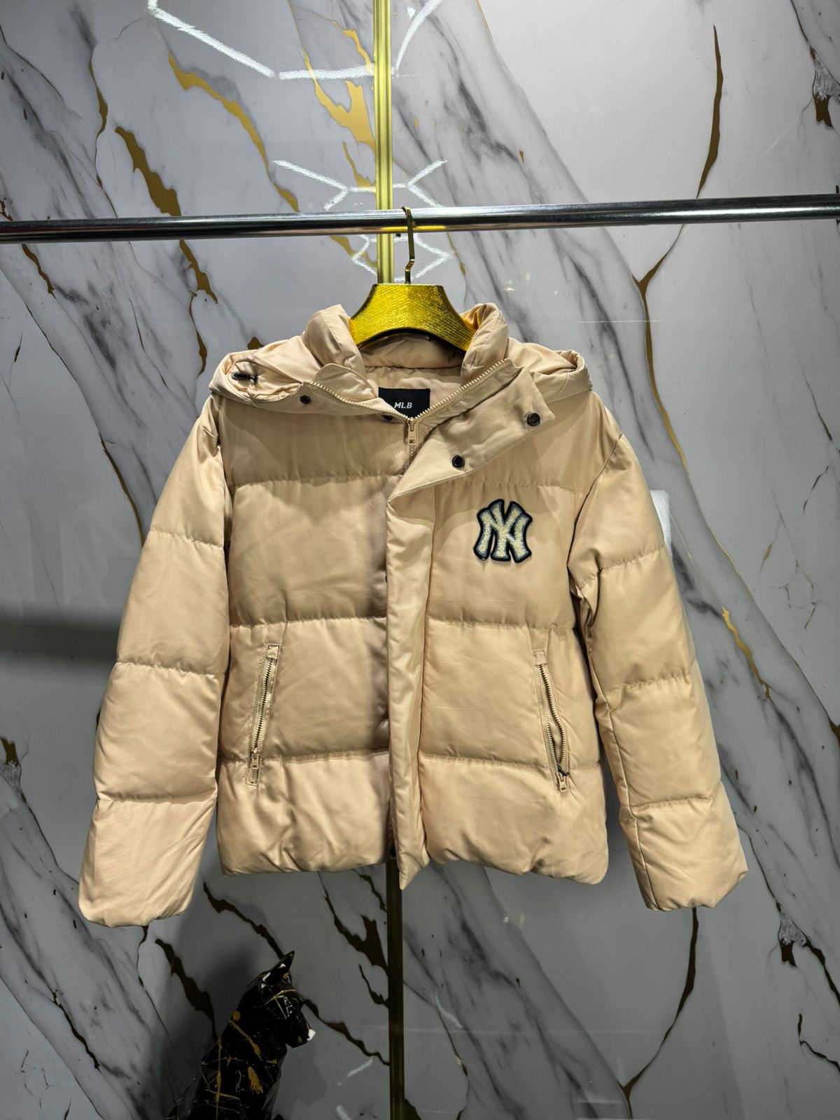 Chaqueta acolchada beige con capucha,