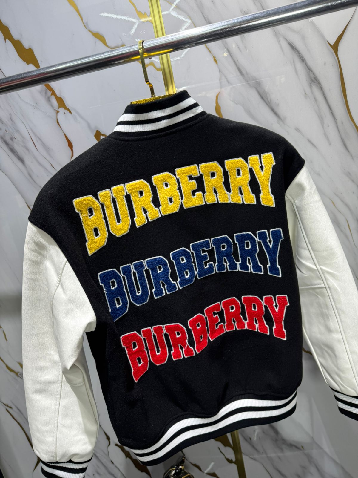 chaqueta tipo varsity o letterman-“BURBERRY”